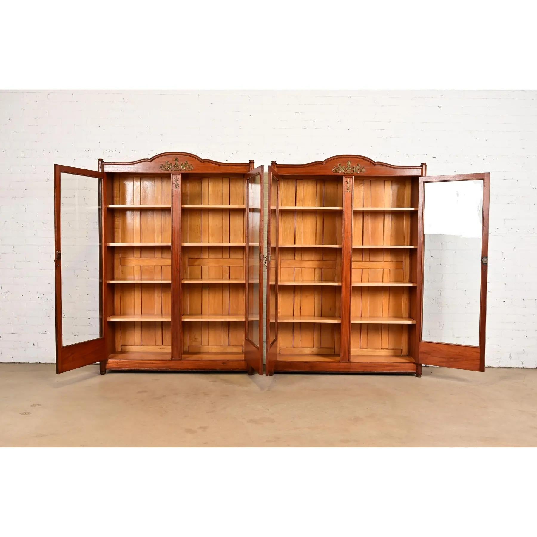 XIX secolo Antique French Impero, librerie doppie in mogano con ormolatura montata, coppia in vendita