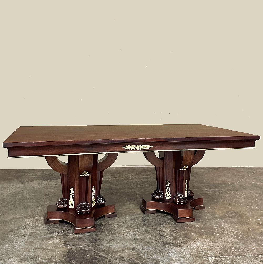 ¡La Mesa de Conferencia ~ Comedor de Caoba de Doble Pedestal Antique French Empire será una declaración impresionante en cualquier habitación de la casa o la oficina!  Fabricado en caoba exótica importada, presenta un diseño a medida para la parte