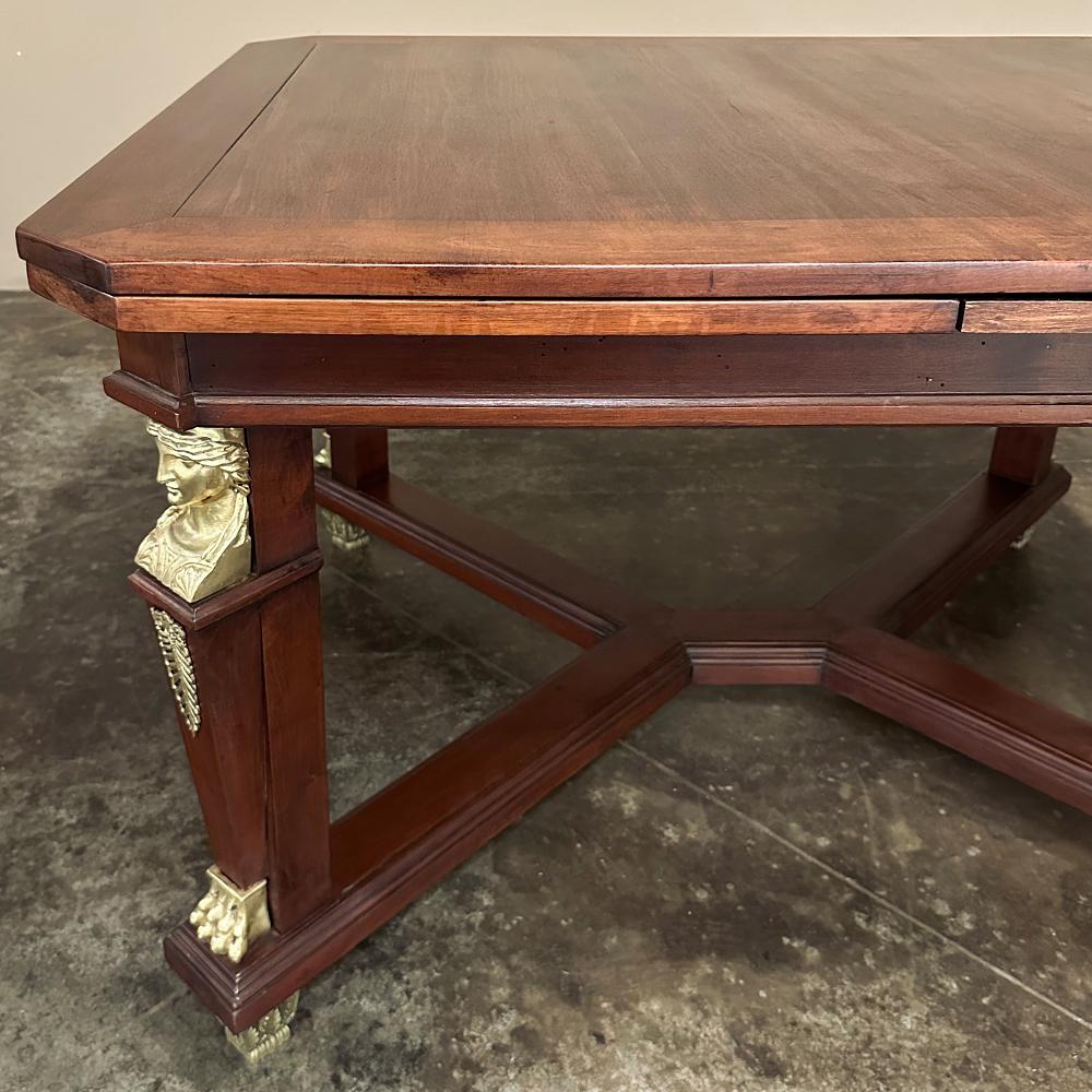Ancienne table de salle à manger Empire français en acajou à feuilles mobiles avec montures en bronze en vente 6