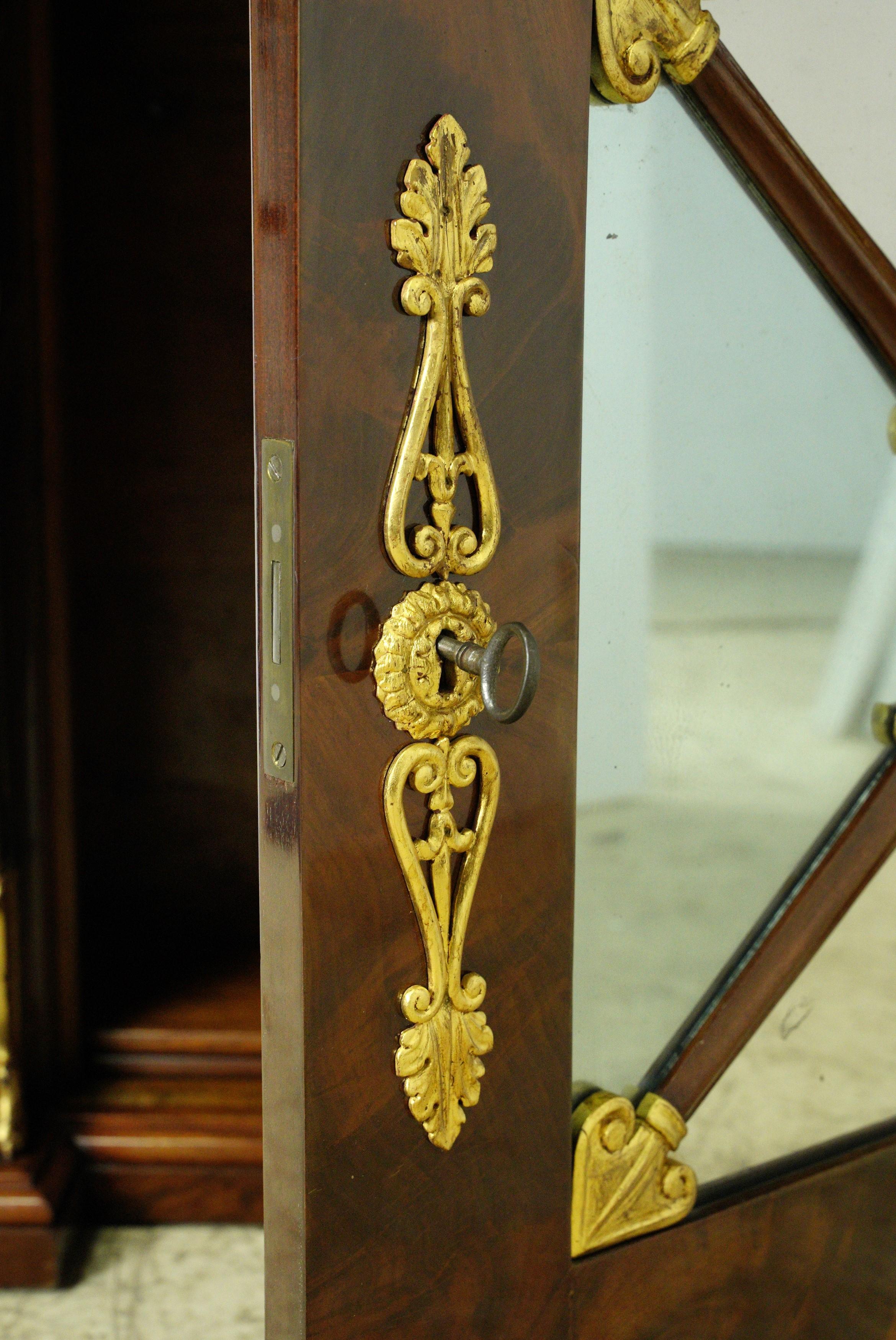 20ième siècle Antique miroir de pilier Empire français en acajou doré en vente