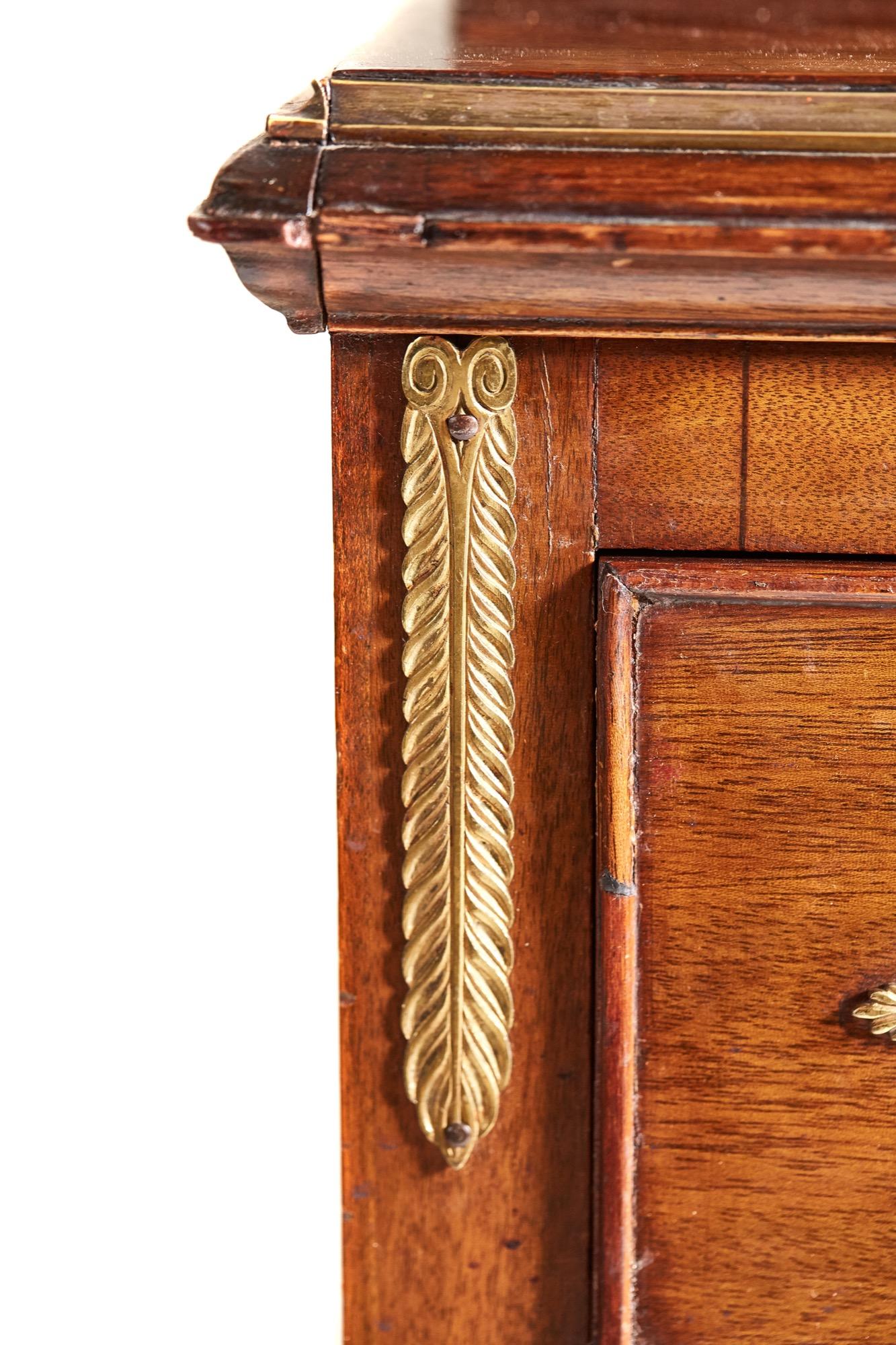 Antiker französischer Empire-Schrank aus Mahagoni und vergoldetem Metall auf Kommode, um 1800 im Angebot 1