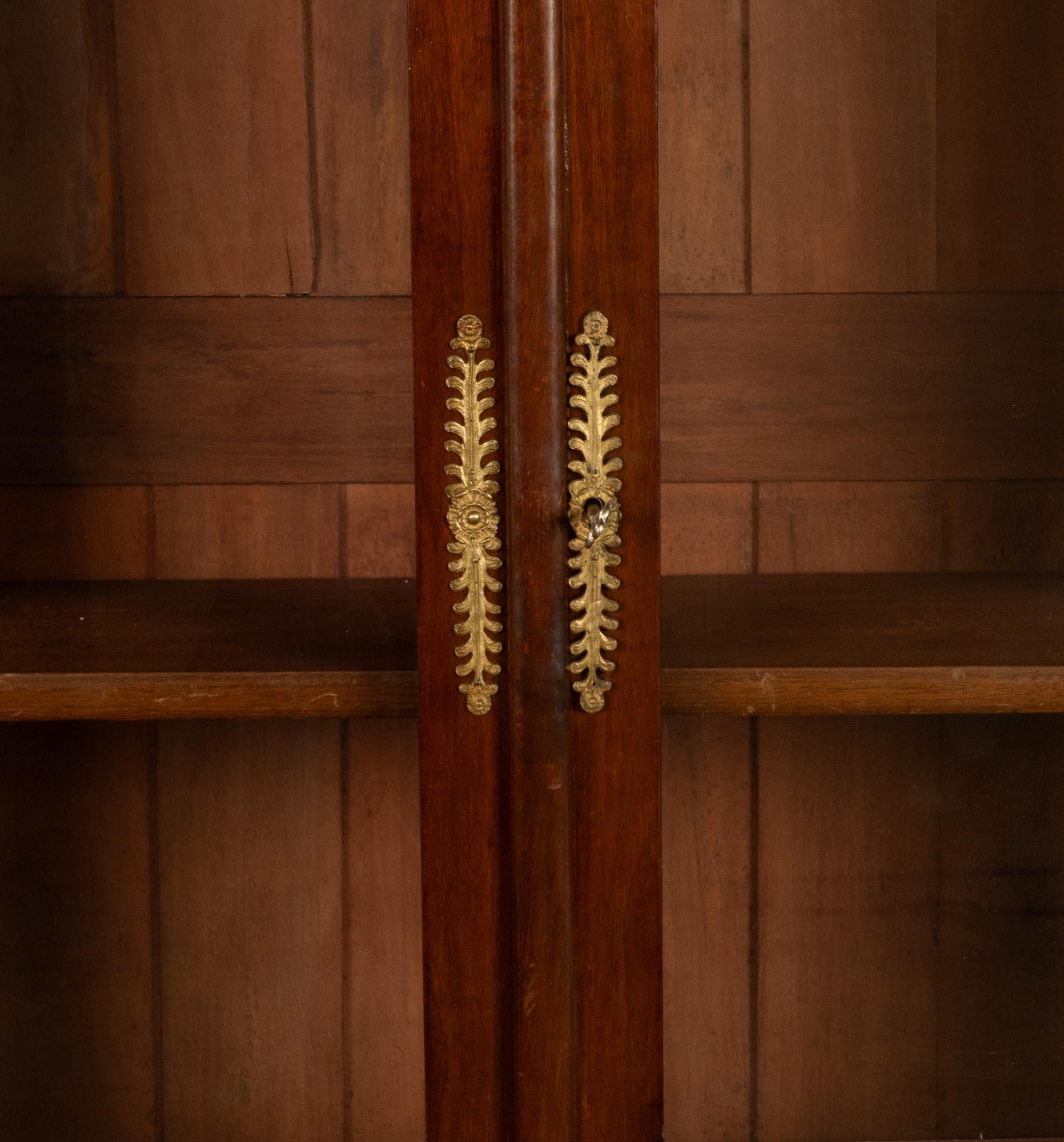Antique French Empire Mahogany Ormolu Bookcase Bibliotheque Display cabinet 1810 in vendita 8