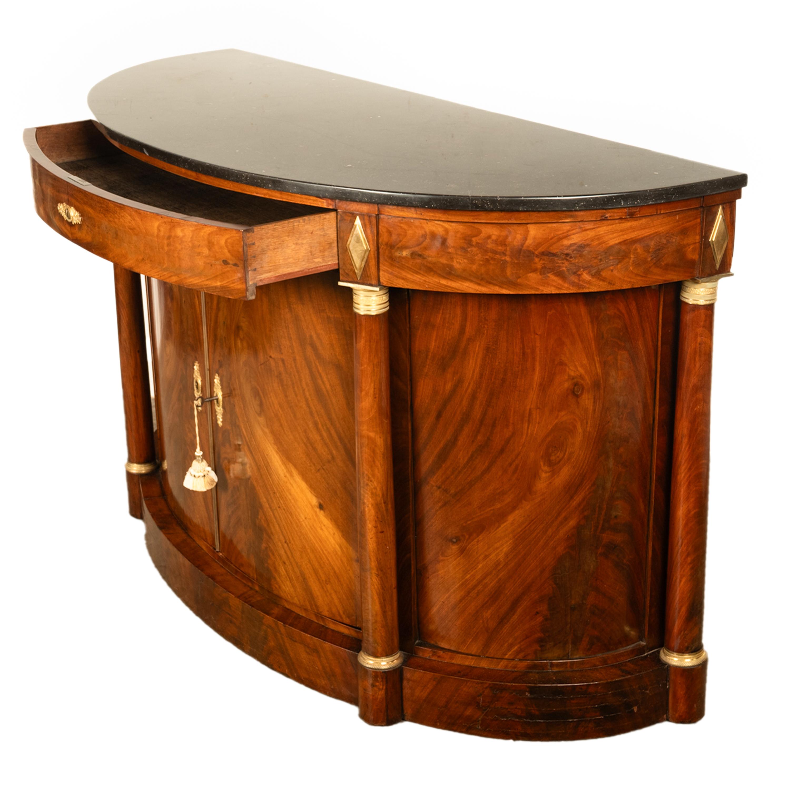 Ancienne commode de demi-lune de style Empire français en acajou, bronze doré et marbre 1810 en vente 4