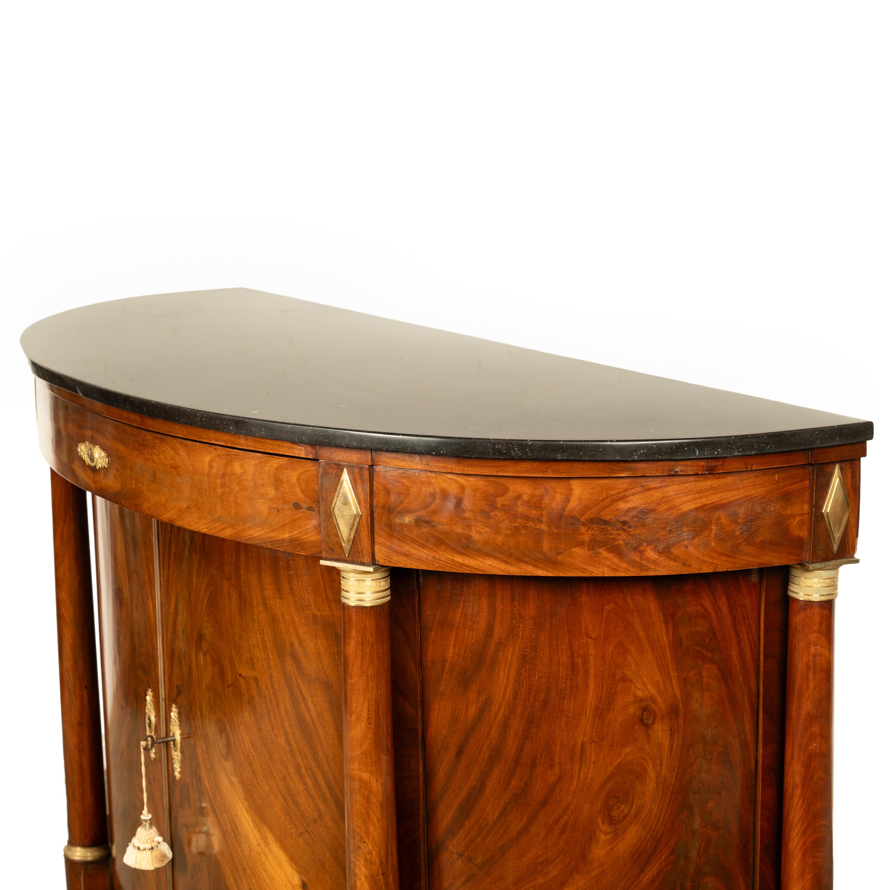Ancienne commode de demi-lune de style Empire français en acajou, bronze doré et marbre 1810 en vente 7