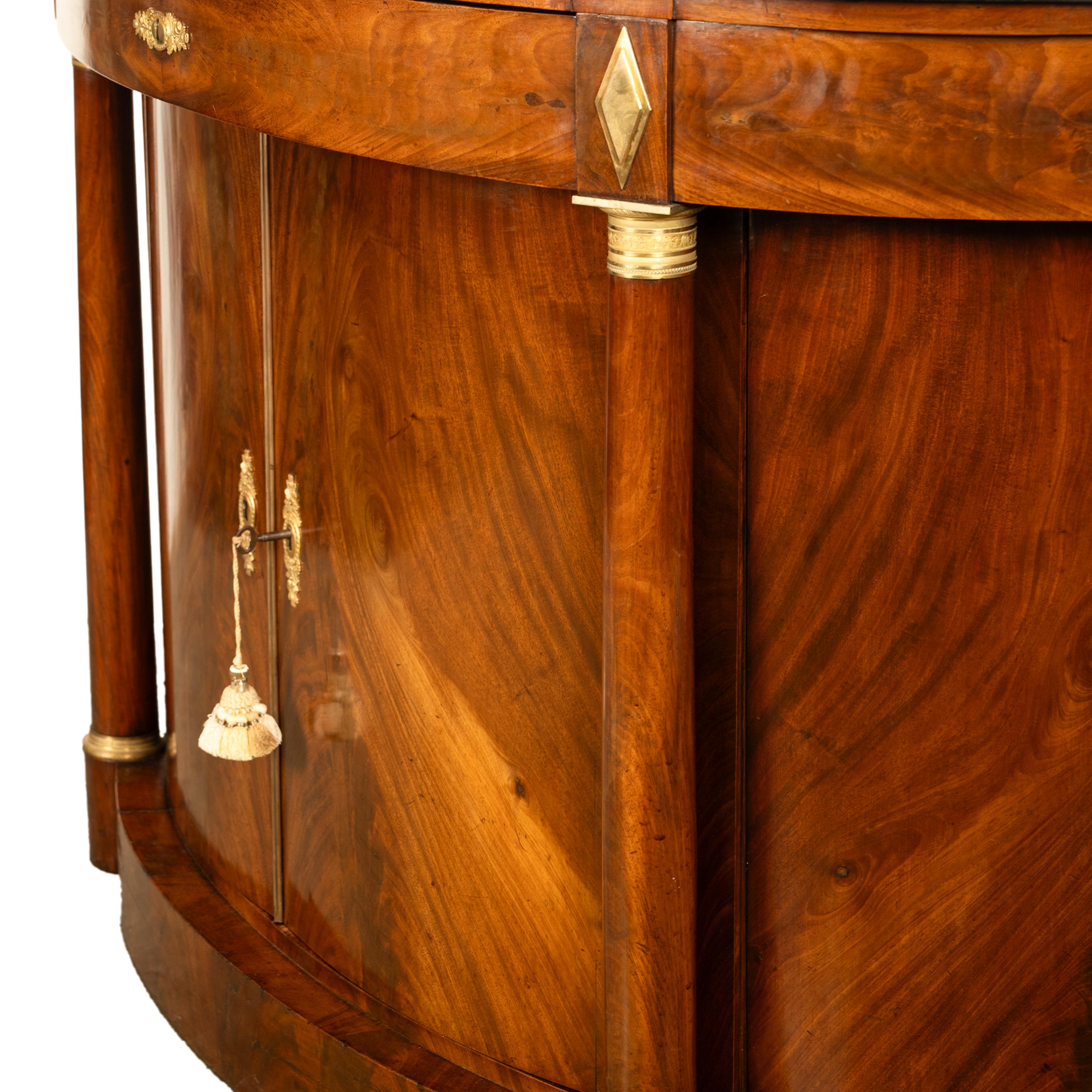 Ancienne commode de demi-lune de style Empire français en acajou, bronze doré et marbre 1810 en vente 8