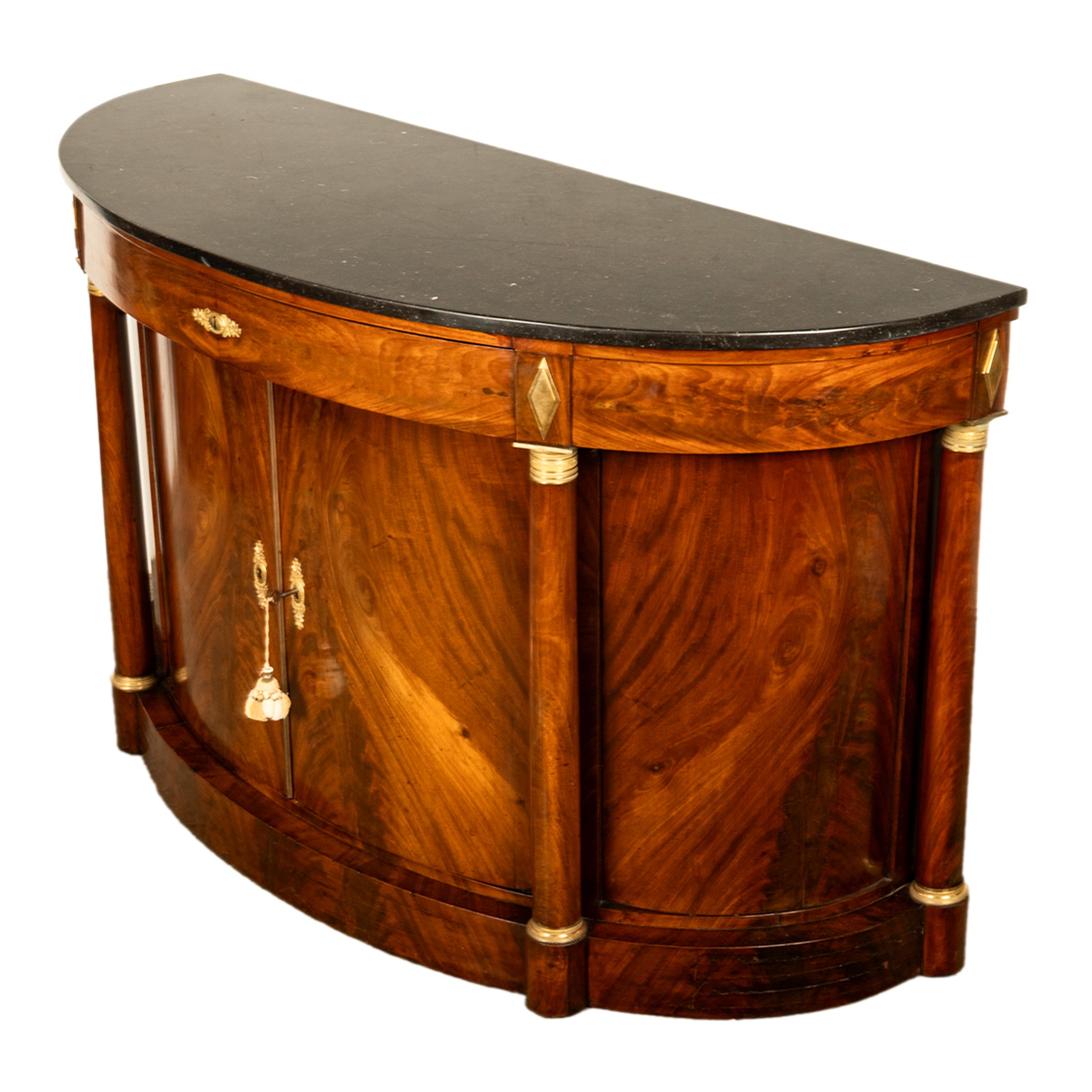 Français Ancienne commode de demi-lune de style Empire français en acajou, bronze doré et marbre 1810 en vente