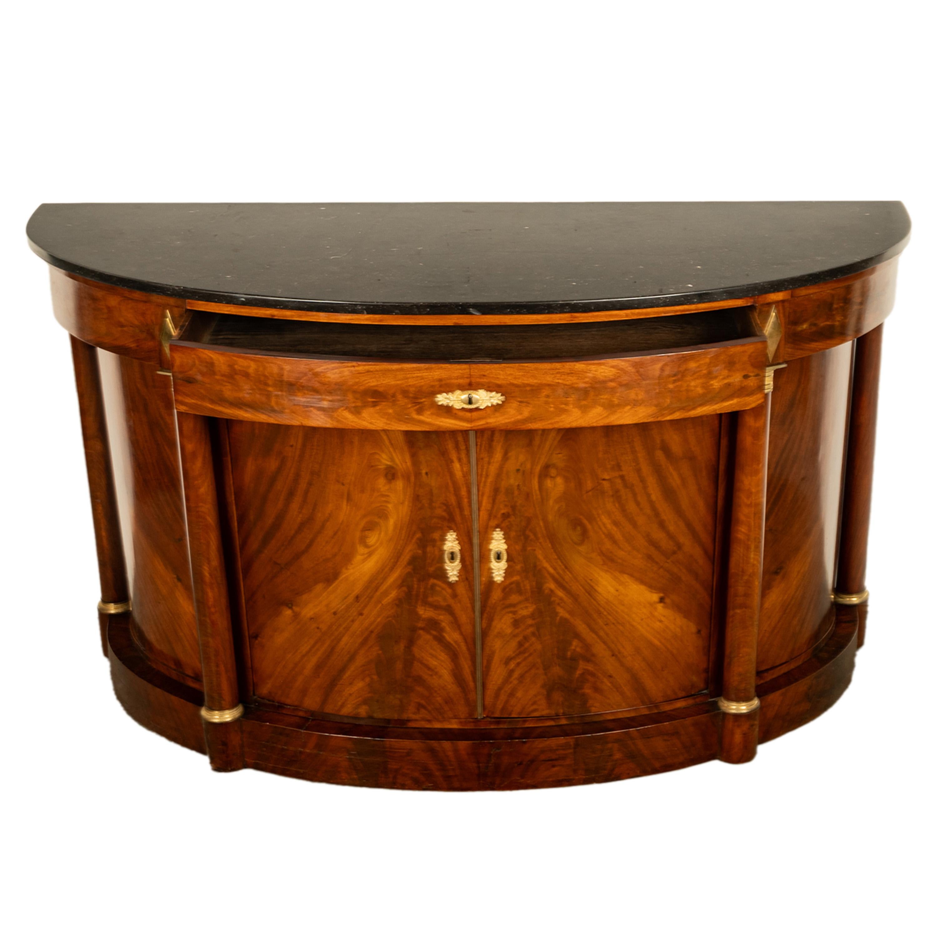 Ancienne commode de demi-lune de style Empire français en acajou, bronze doré et marbre 1810 Bon état - En vente à Portland, OR