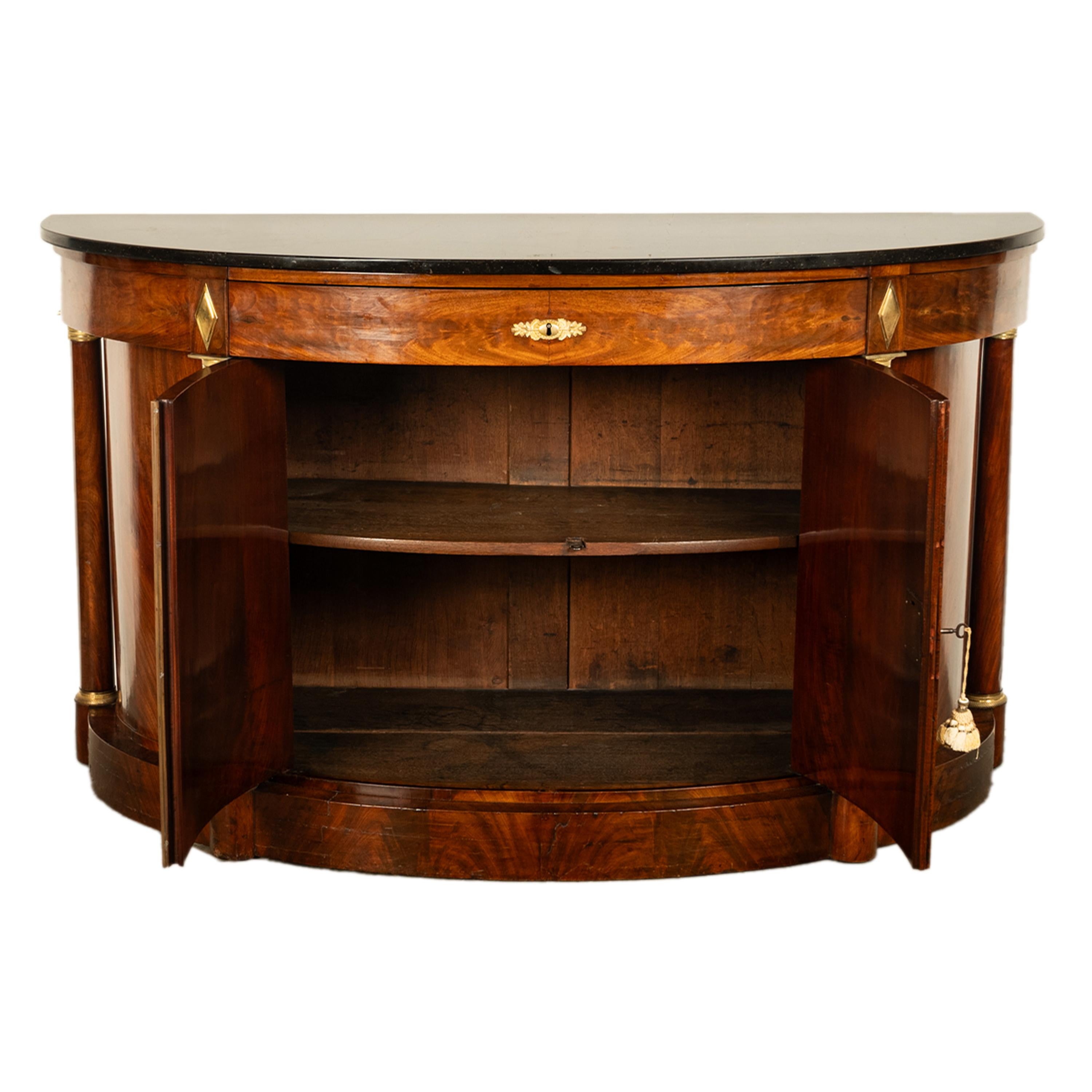 Début du XIXe siècle Ancienne commode de demi-lune de style Empire français en acajou, bronze doré et marbre 1810 en vente