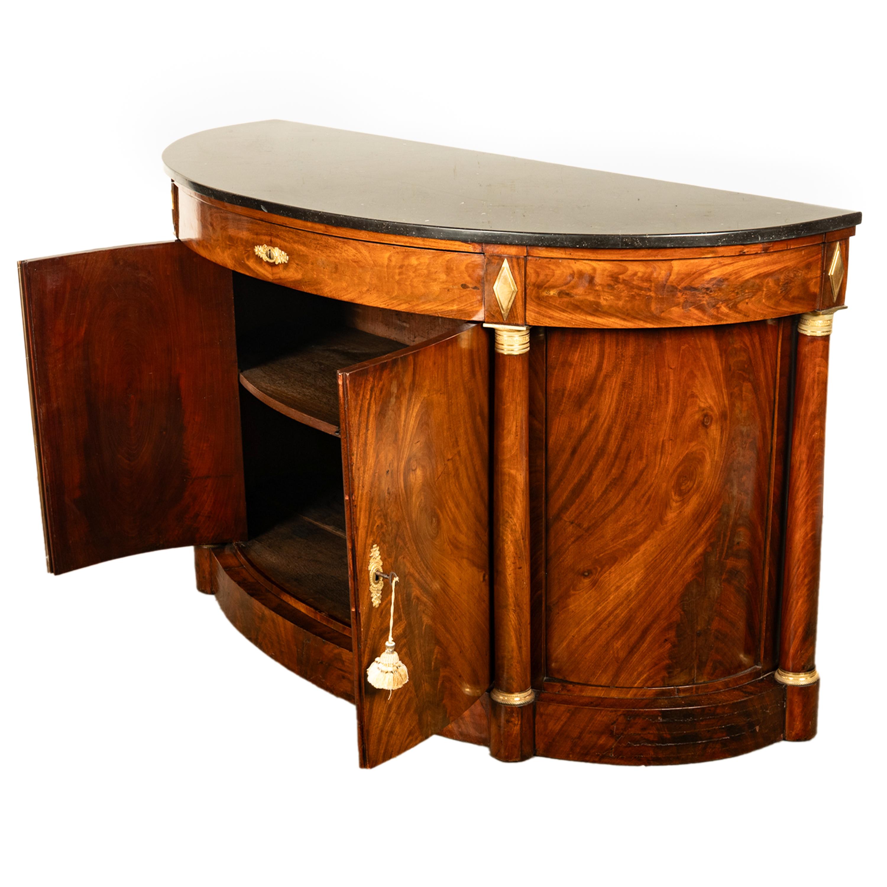 Bronze doré Ancienne commode de demi-lune de style Empire français en acajou, bronze doré et marbre 1810 en vente