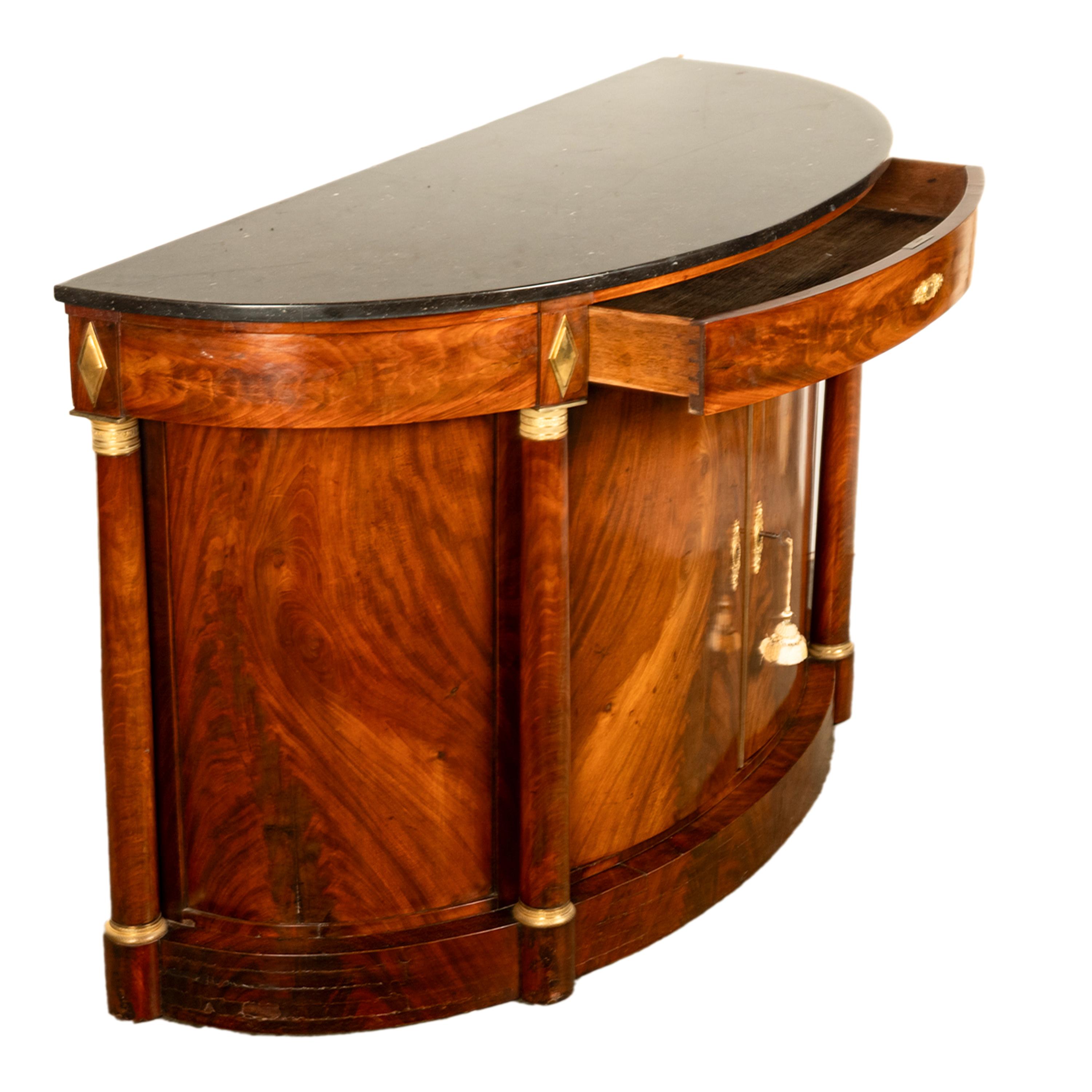 Ancienne commode de demi-lune de style Empire français en acajou, bronze doré et marbre 1810 en vente 2