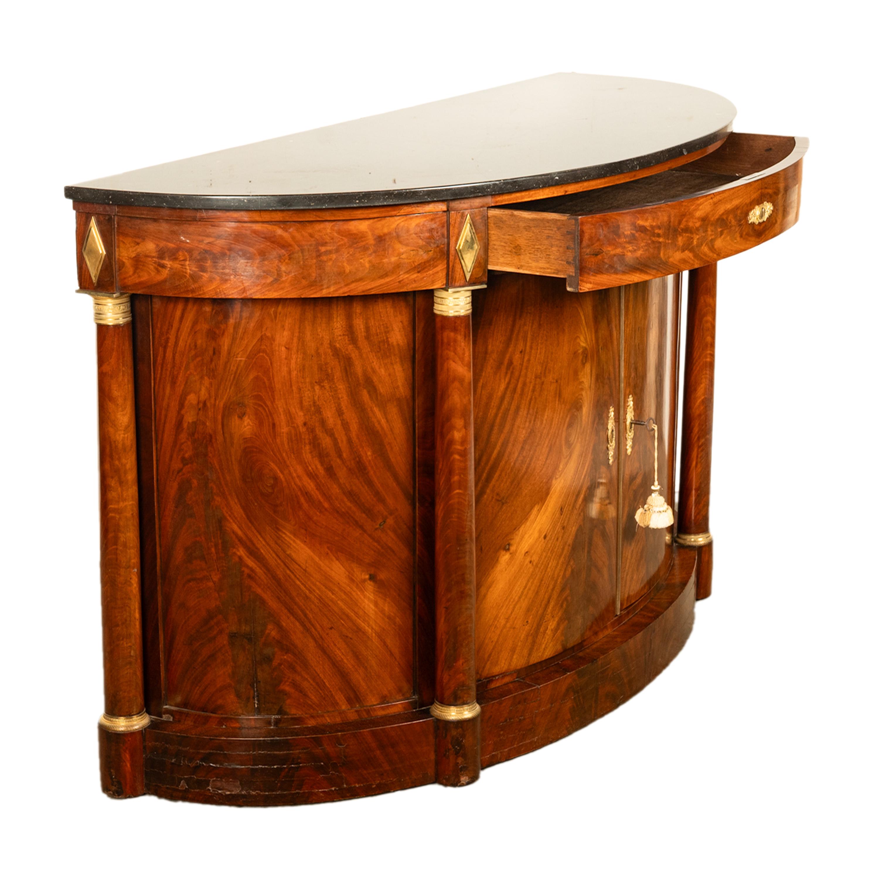 Ancienne commode de demi-lune de style Empire français en acajou, bronze doré et marbre 1810 en vente 3