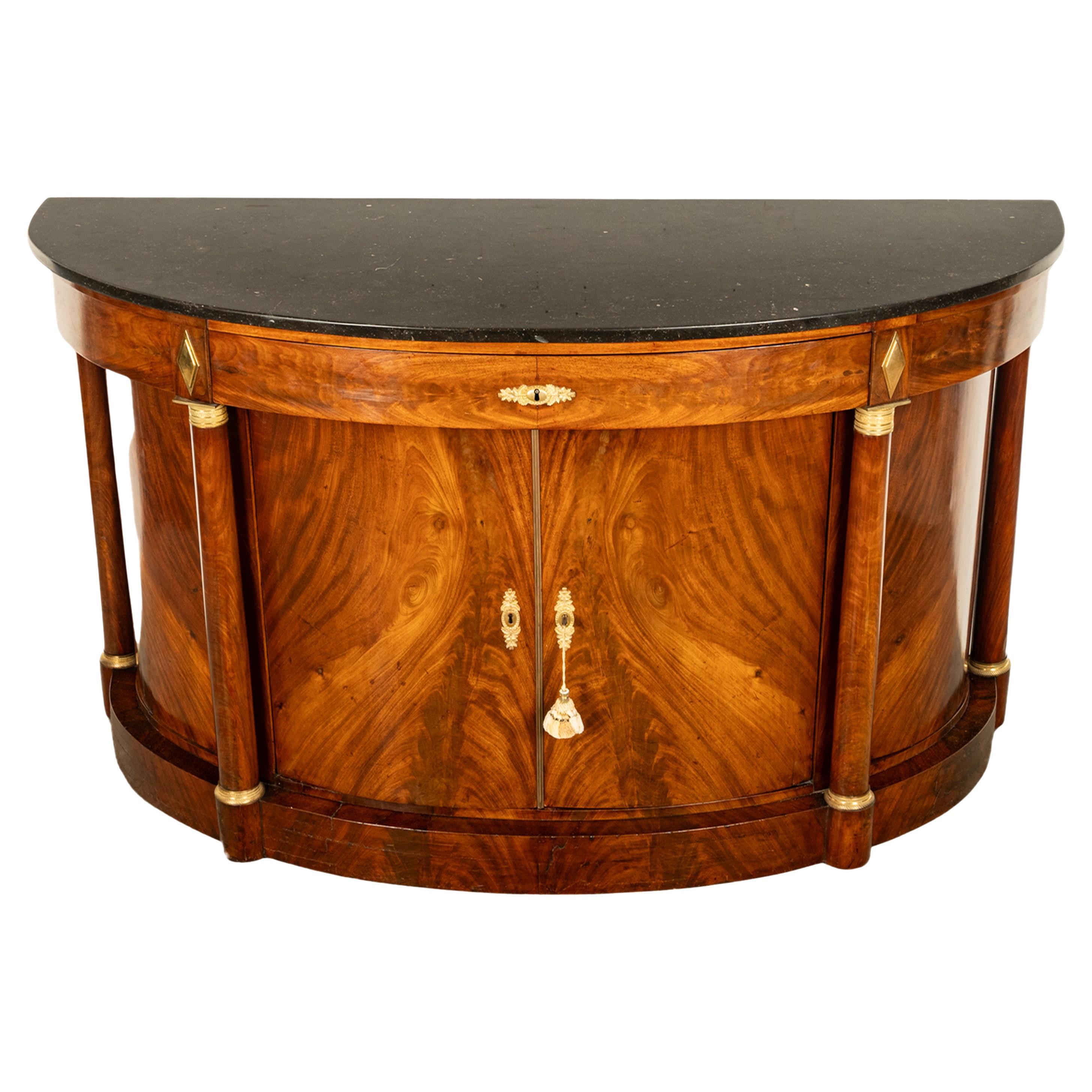 Ancienne commode de demi-lune de style Empire français en acajou, bronze doré et marbre 1810 en vente