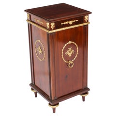 Ancienne armoire française de style Empire à piédestal en acajou du 19ème siècle