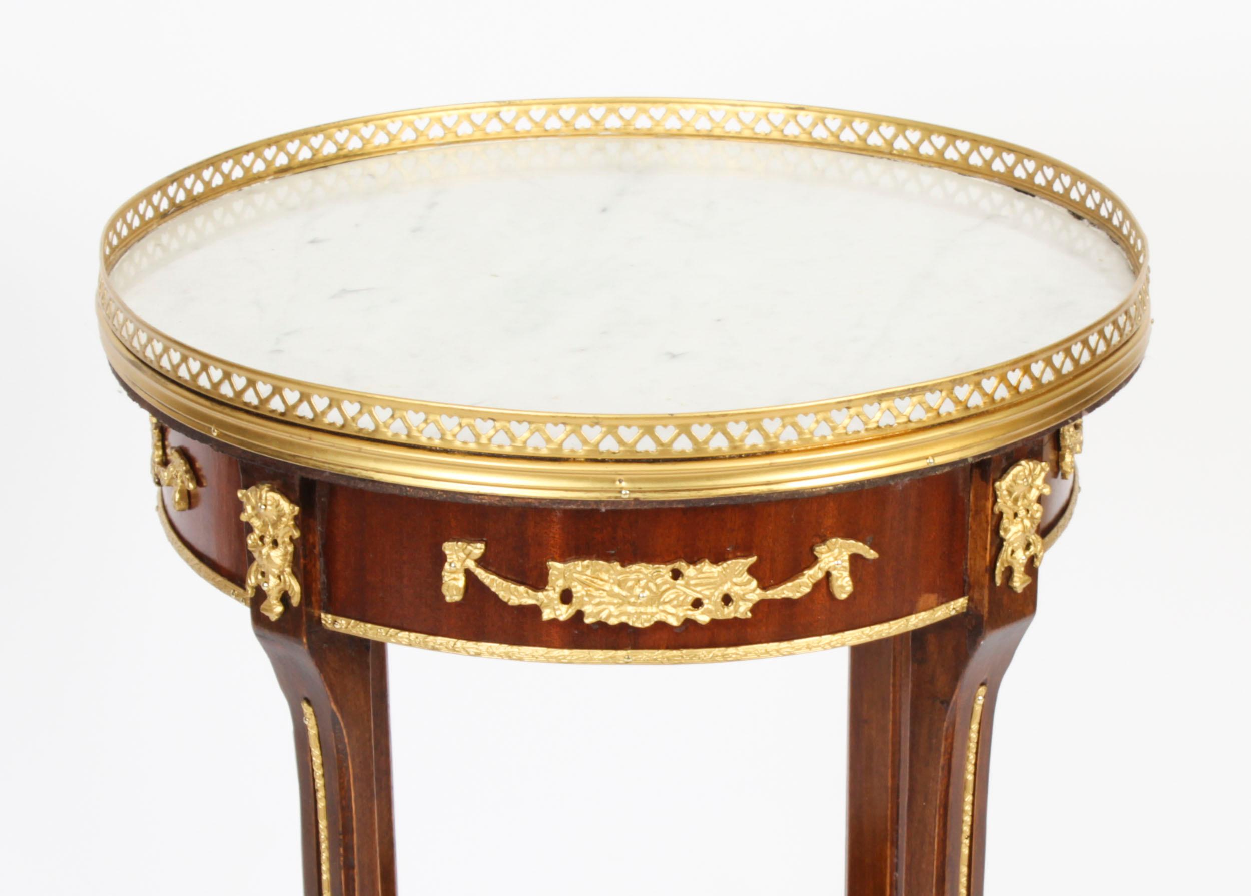 Français Ancienne table d'appoint Empire en marbre et bronze doré 19ème siècle en vente