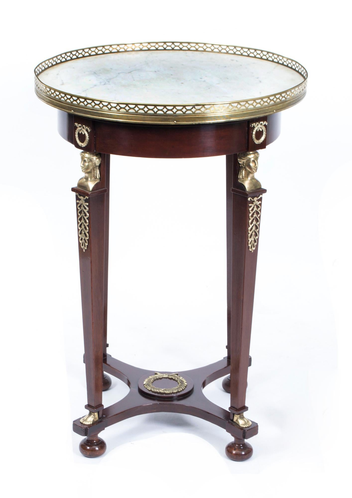 Dies ist ein wunderschöner, antiker, runder französischer Empire-Tisch mit verschnörkeltem Ormoludekor, typisch für die Empire-Periode, und einer schönen, eingesetzten Platte aus weißem 