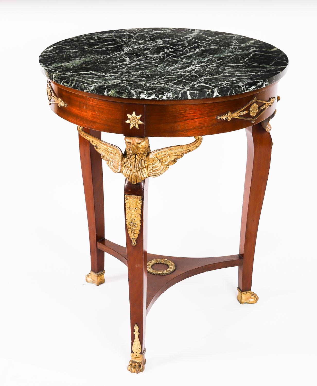 Il s'agit d'une magnifique table d'appoint circulaire Empire française ancienne, avec une décoration ornée de bronze doré typique de la période Empire, surmontée d'un magnifique plateau en marbre Verde Antico, datant d'environ 1830.

Il est réalisé