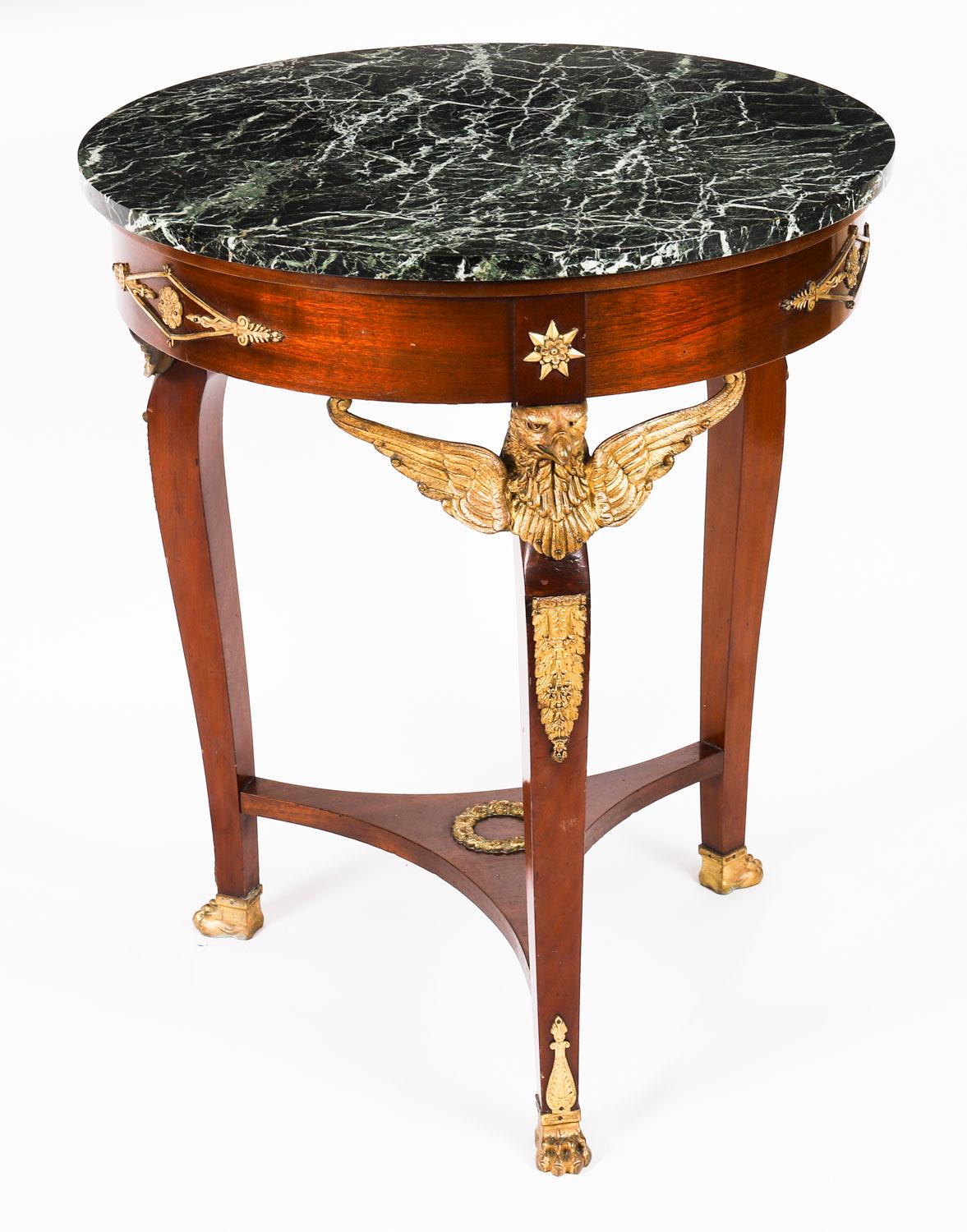 Français Antique Table d'appoint Empire française en marbre et bronze doré 19ème siècle en vente