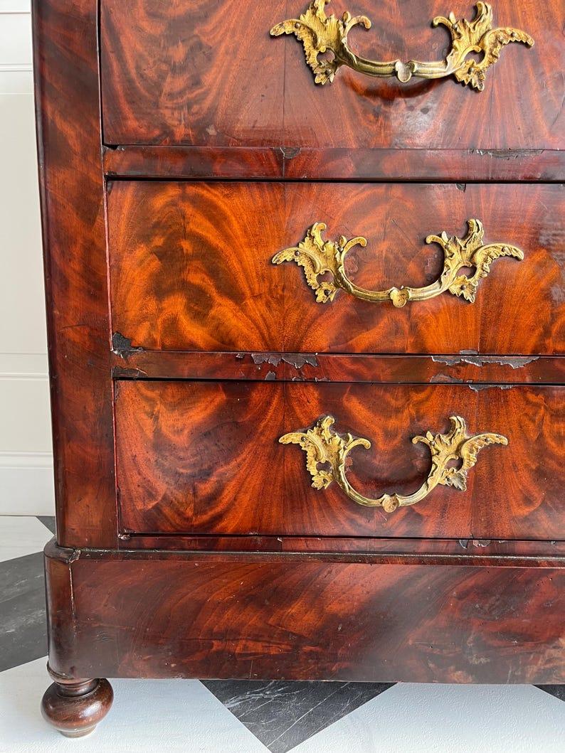 Antique French Empire Marble-Top Mahogany Dresser – 1800s Chest with Gilt Pulls For Sale 4