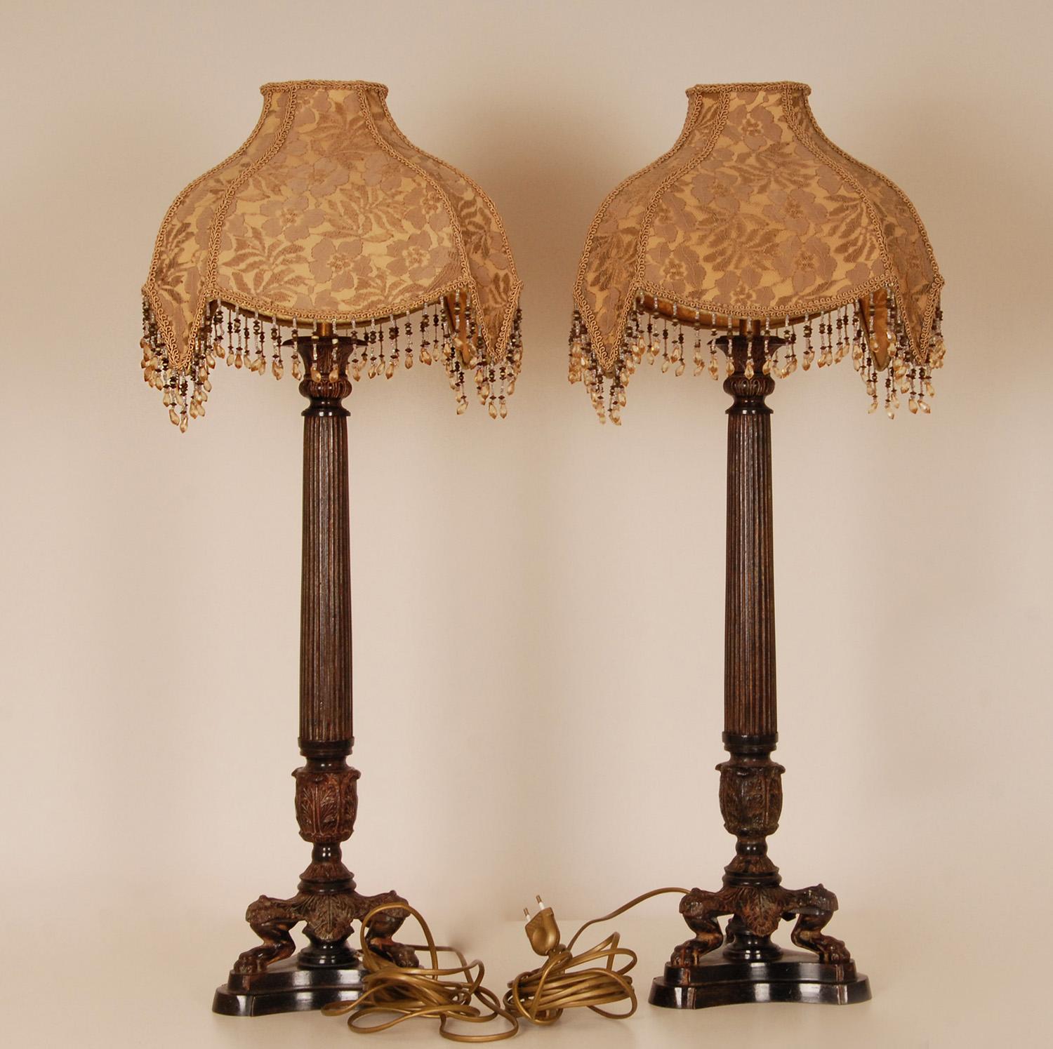 Antike französische Napoleonische Empire-Tischlampen mit Löwentatzen aus Gusseisen, Paar  (Französisch) im Angebot