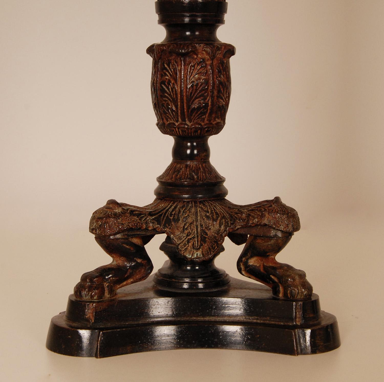 Antike französische Napoleonische Empire-Tischlampen mit Löwentatzen aus Gusseisen, Paar  (Frühes 20. Jahrhundert) im Angebot
