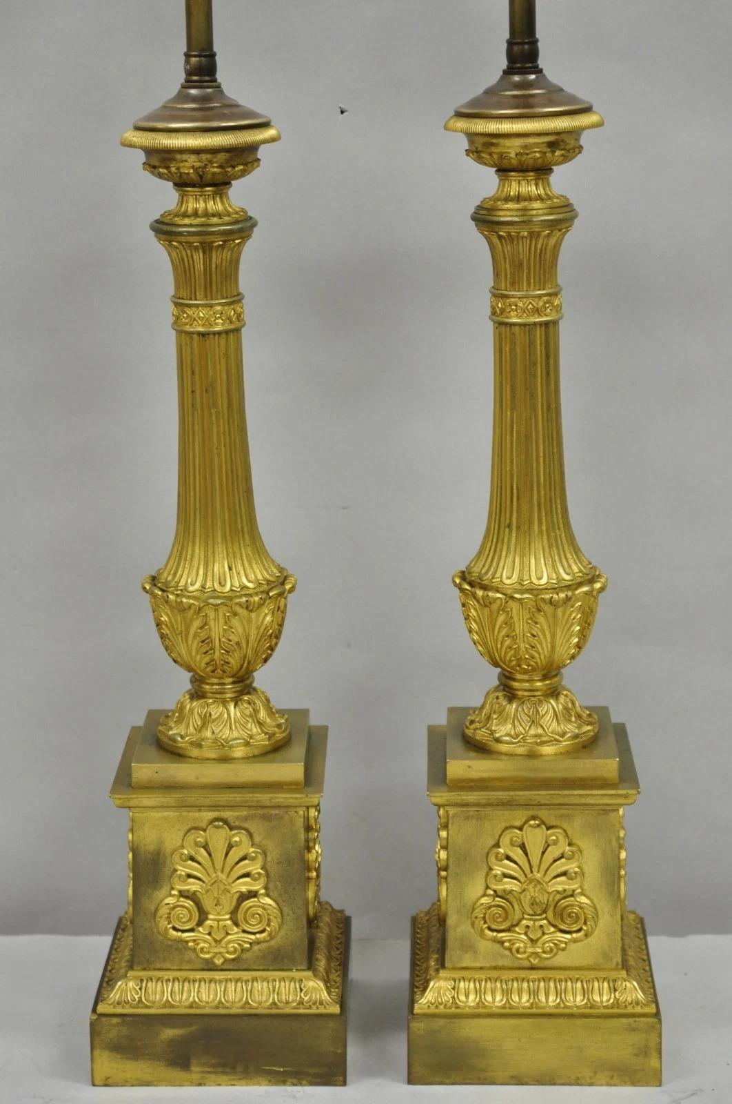 Chandelier de table à colonne en bronze patiné, doré et doré à l'ancienne, Empire français, avec un ormulu et une fonte très fins - une paire. Vers la fin du 19e siècle. Dimensions : 31
