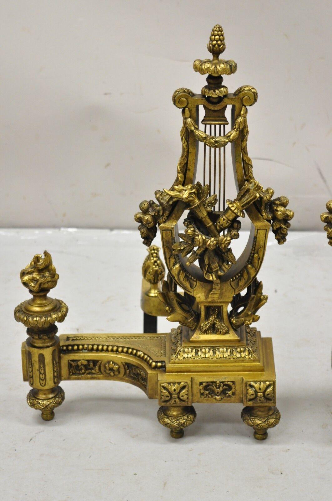 Anciennes chenets de style Empire français néoclassique en bronze figuratif forme de lyre en vente 3