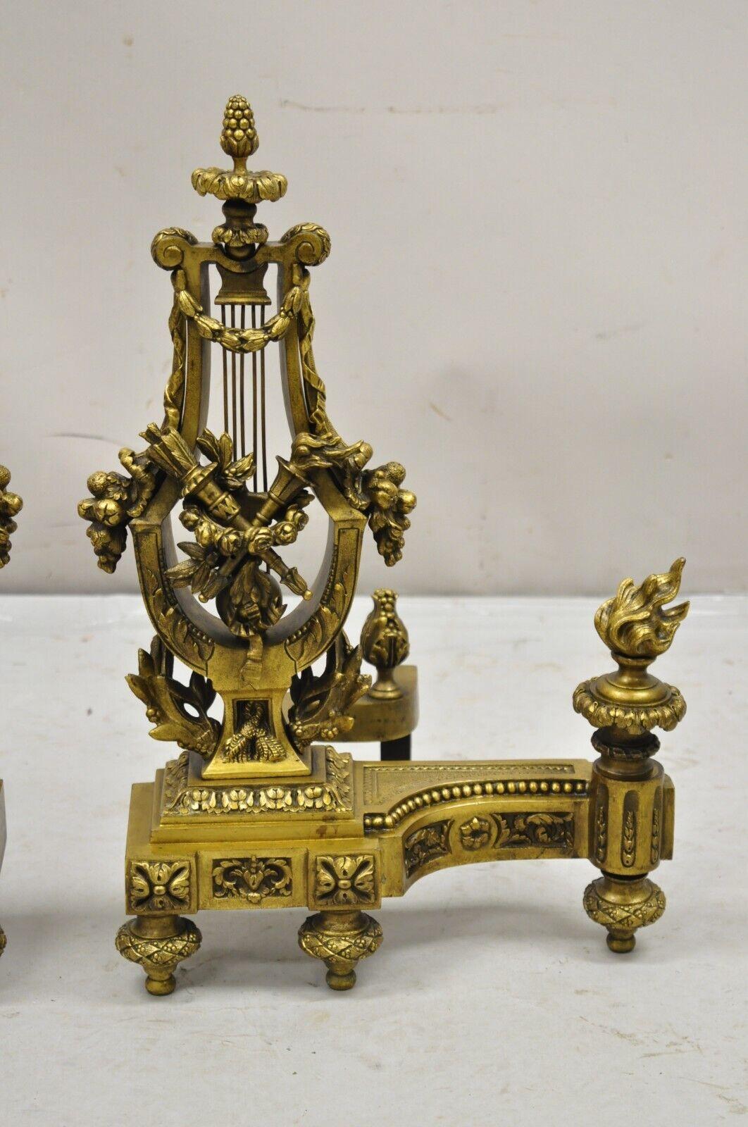 Louis XV Anciennes chenets de style Empire français néoclassique en bronze figuratif forme de lyre en vente