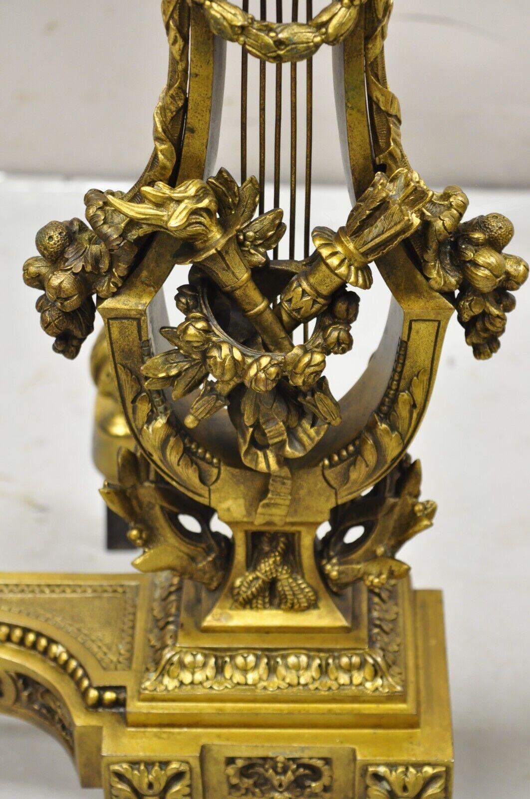 Anciennes chenets de style Empire français néoclassique en bronze figuratif forme de lyre en vente 1