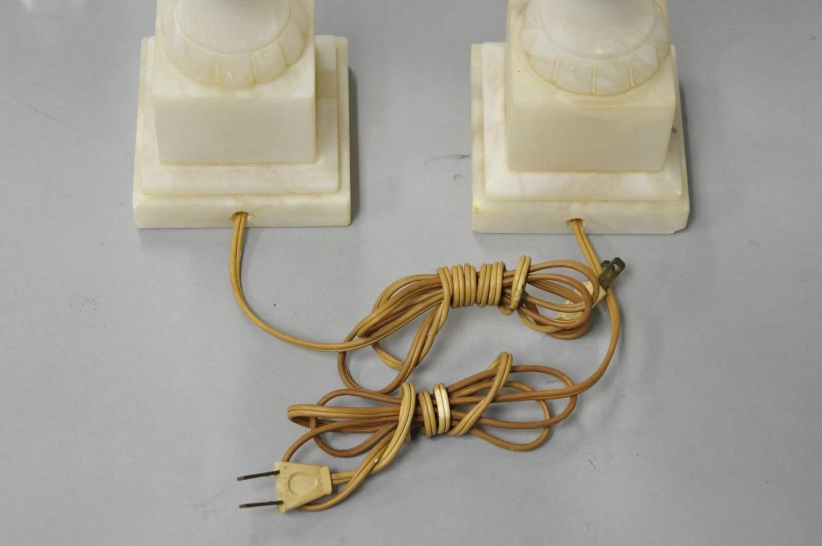 Ancienne lampe de bureau urne néoclassique Empire français en albâtre sculpté - une paire en vente 4
