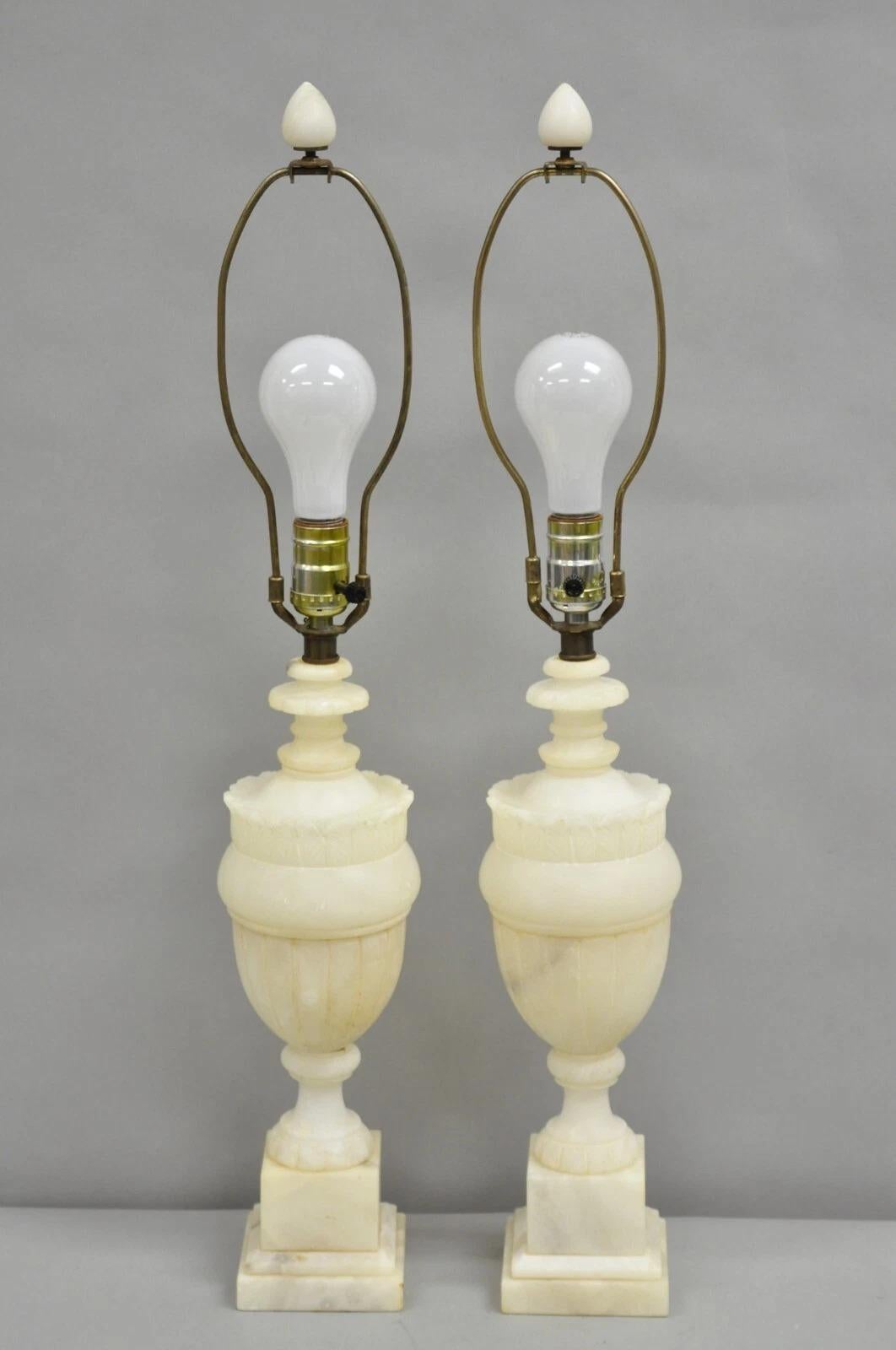 Ancienne lampe de bureau urne néoclassique Empire français en albâtre sculpté - une paire en vente 5