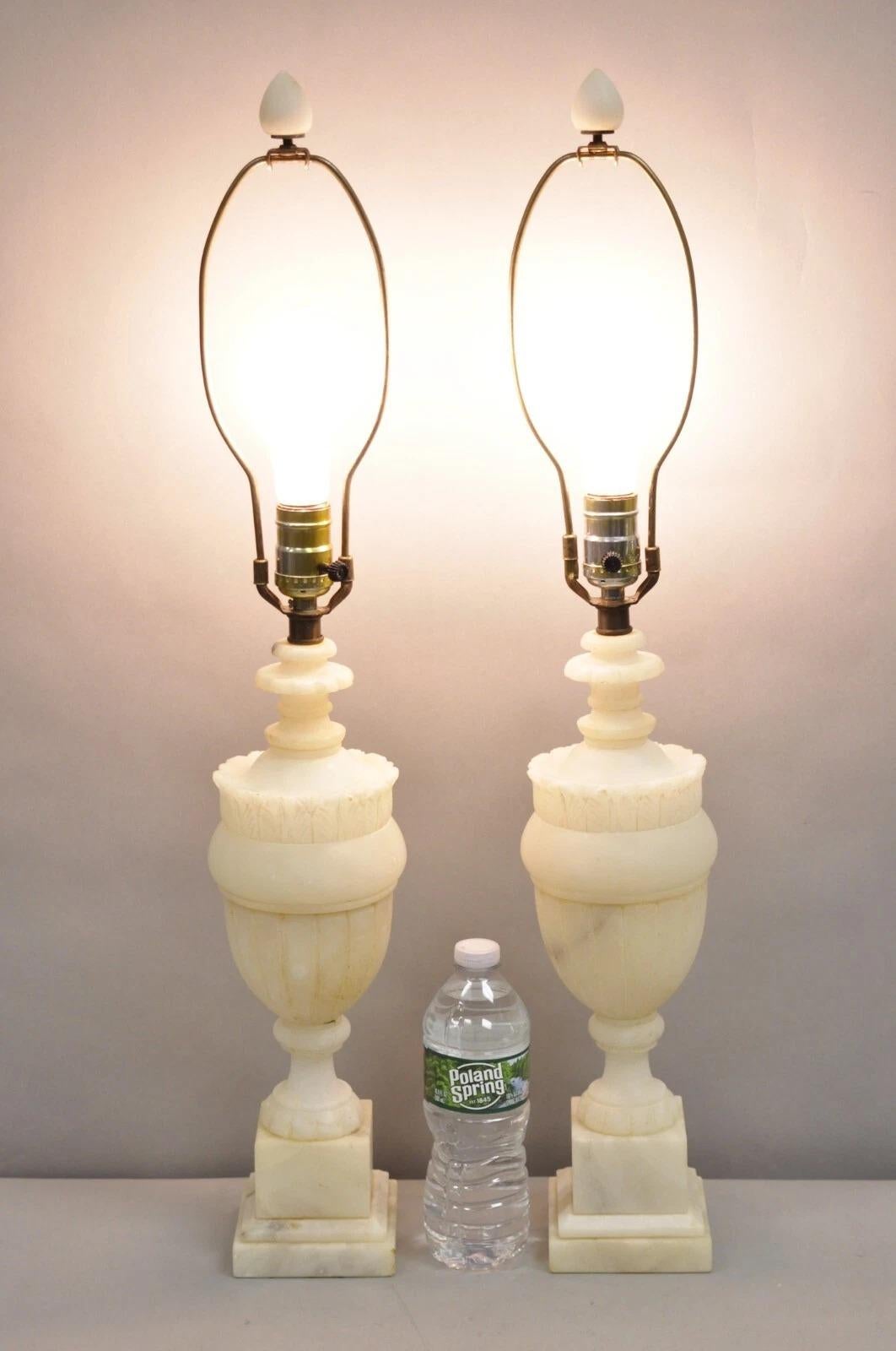 Paire de lampes de table Empire néoclassique en albâtre sculpté en forme d'urne. Circa Early 20th Century. Dimensions : 28,5