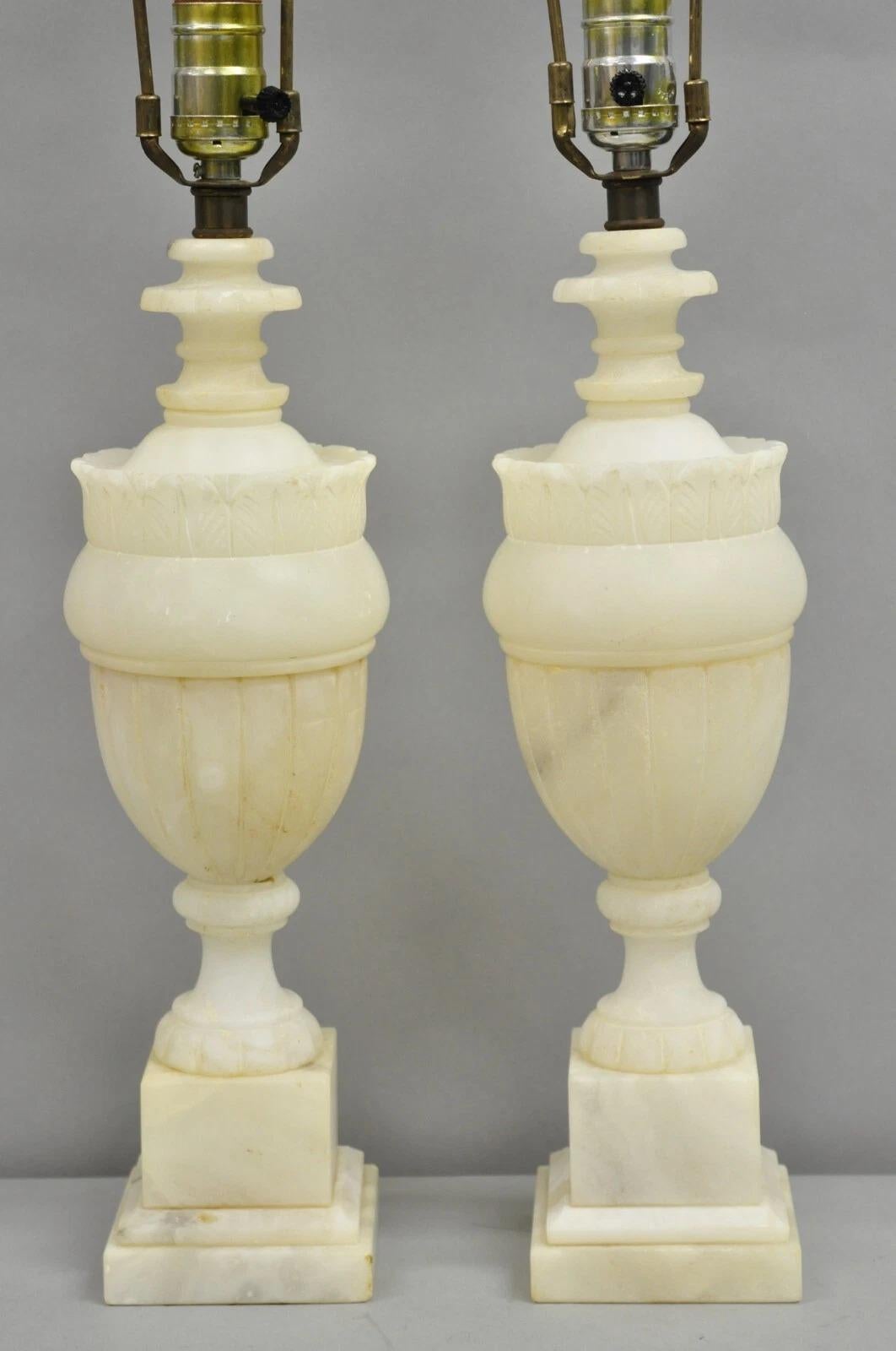 Inconnu Ancienne lampe de bureau urne néoclassique Empire français en albâtre sculpté - une paire en vente