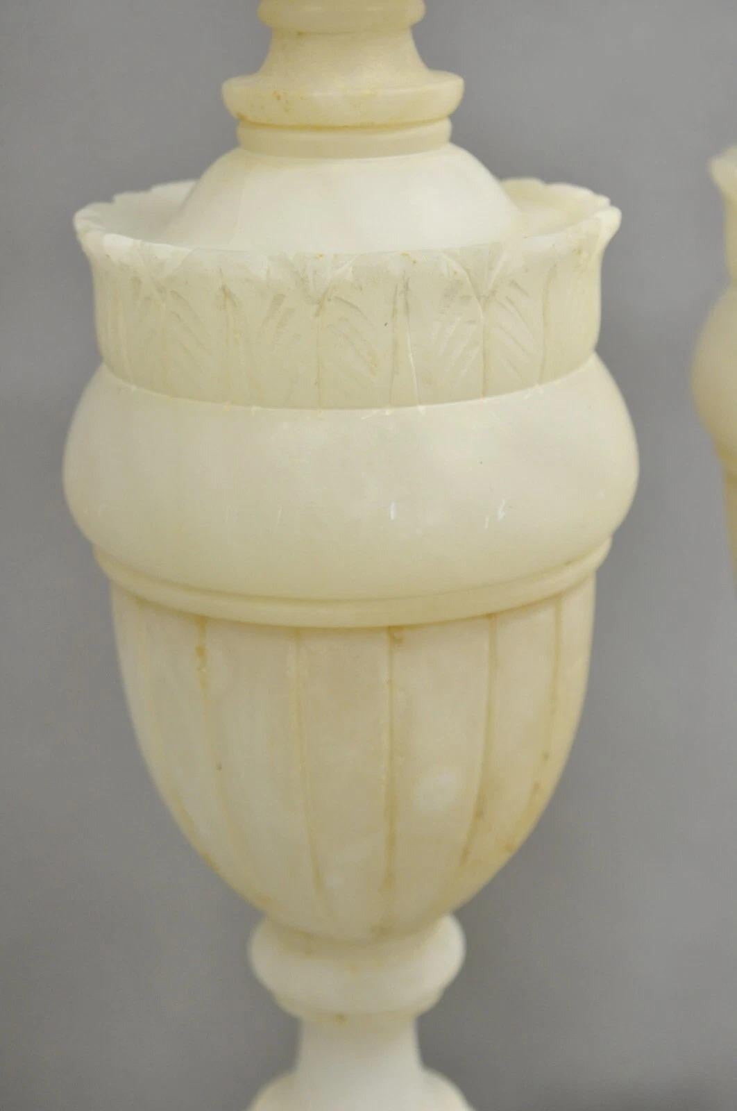 Ancienne lampe de bureau urne néoclassique Empire français en albâtre sculpté - une paire Bon état - En vente à Philadelphia, PA