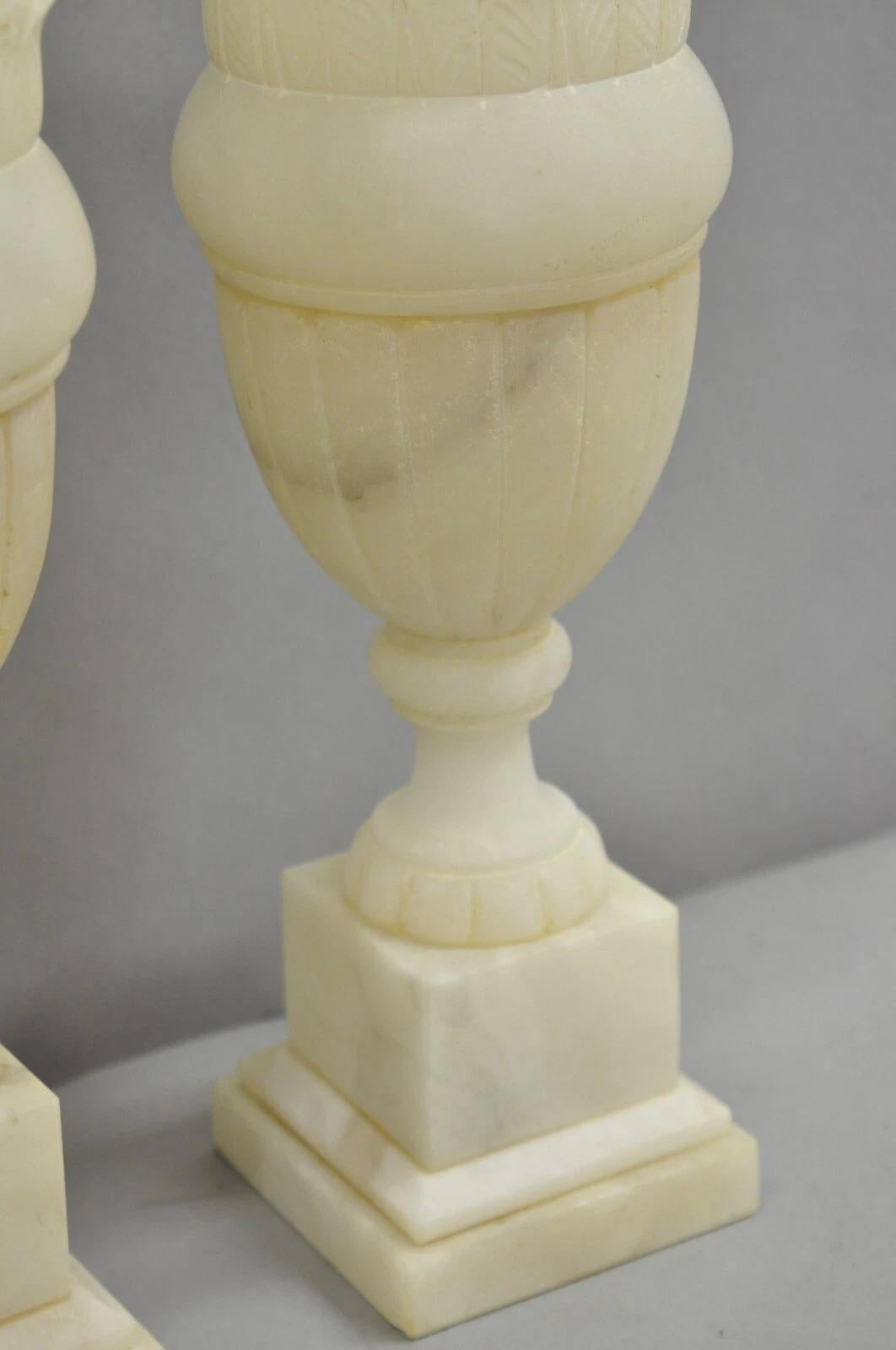 20ième siècle Ancienne lampe de bureau urne néoclassique Empire français en albâtre sculpté - une paire en vente