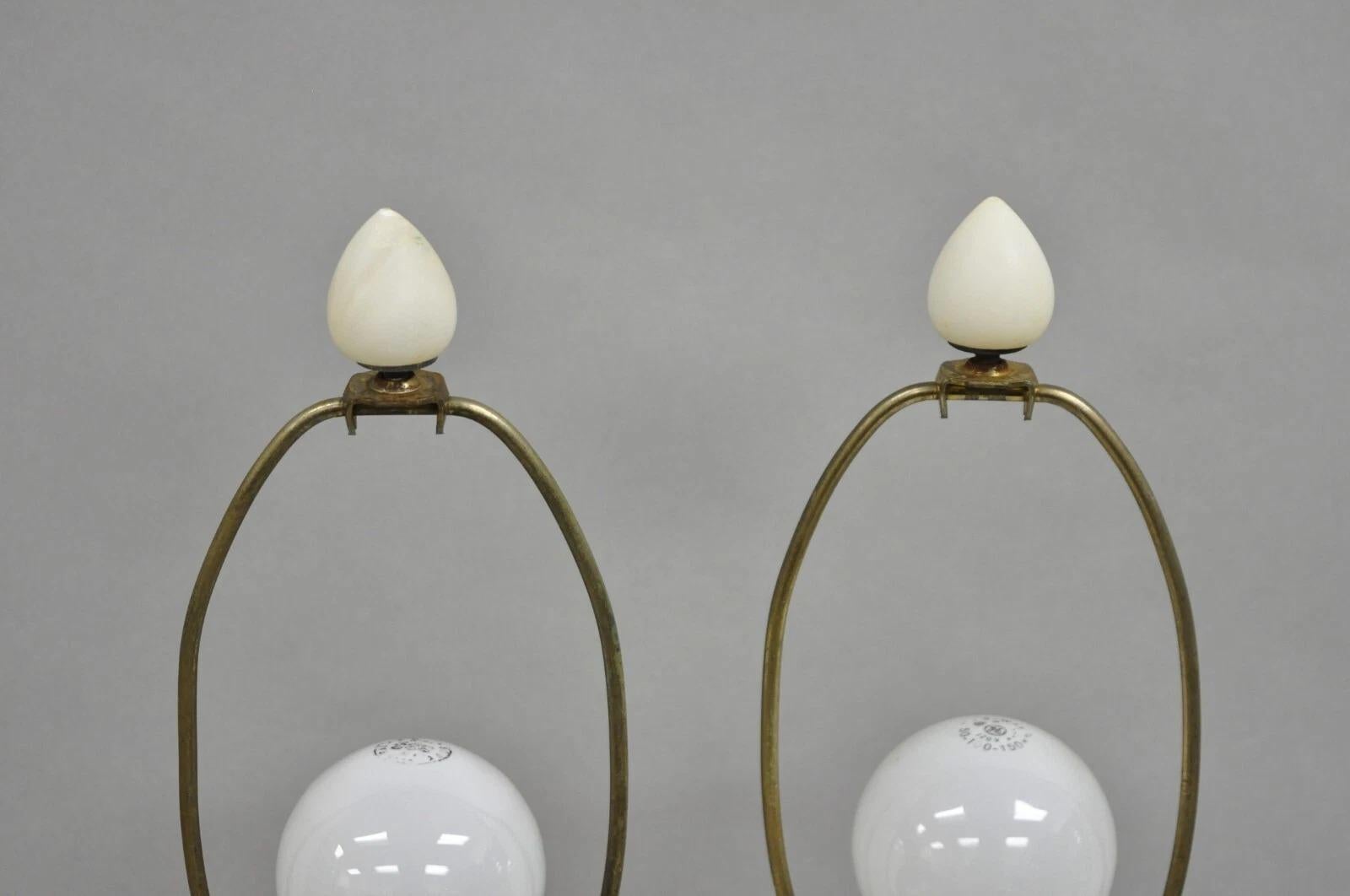 Albâtre Ancienne lampe de bureau urne néoclassique Empire français en albâtre sculpté - une paire en vente