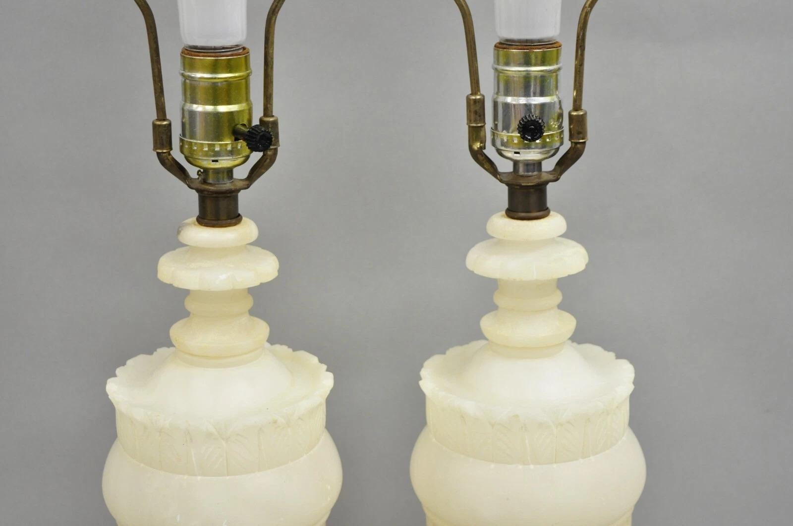 Ancienne lampe de bureau urne néoclassique Empire français en albâtre sculpté - une paire en vente 1