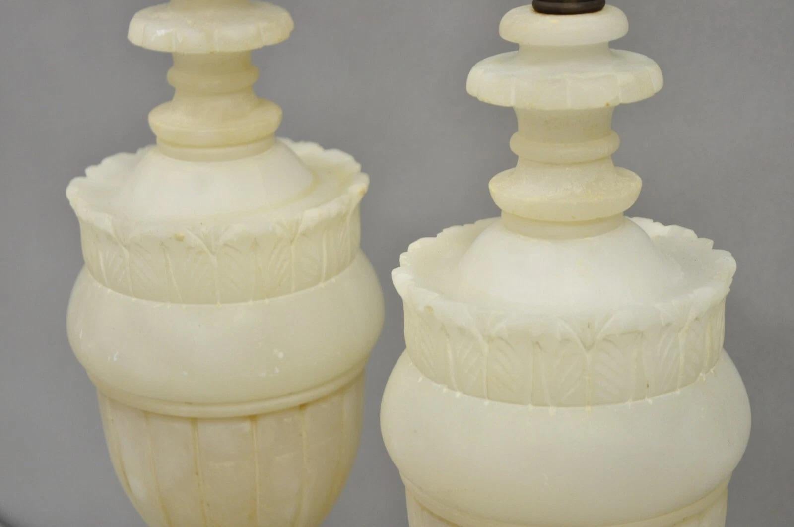 Ancienne lampe de bureau urne néoclassique Empire français en albâtre sculpté - une paire en vente 2