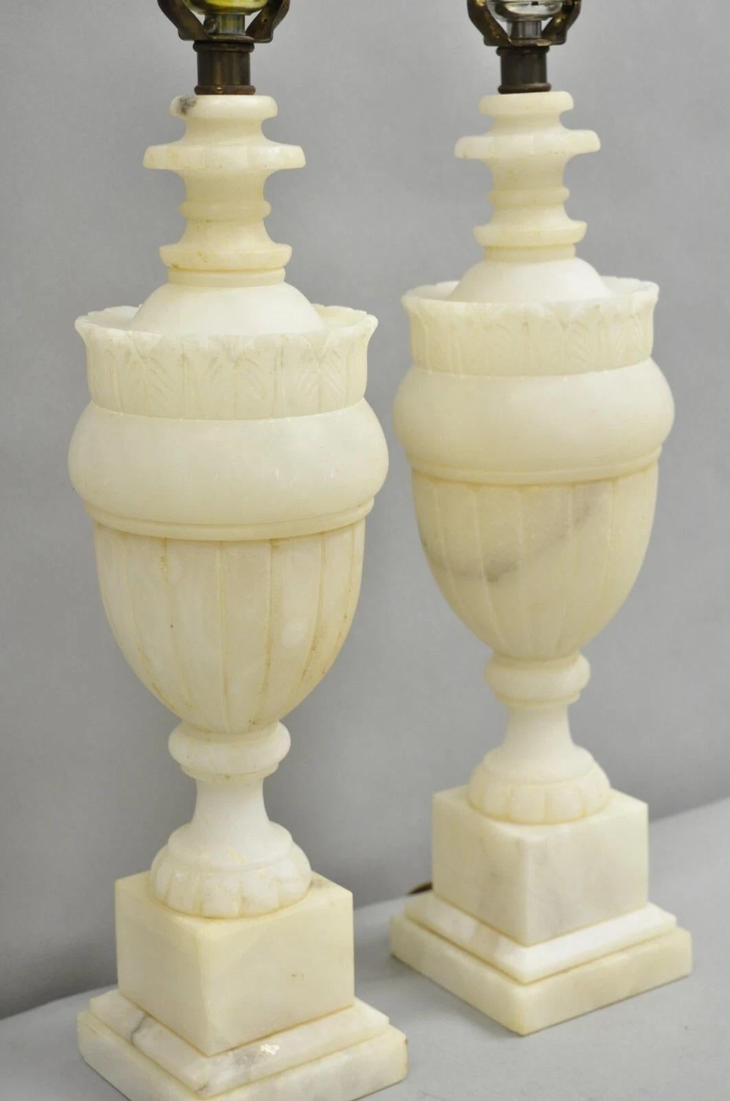 Ancienne lampe de bureau urne néoclassique Empire français en albâtre sculpté - une paire en vente 3
