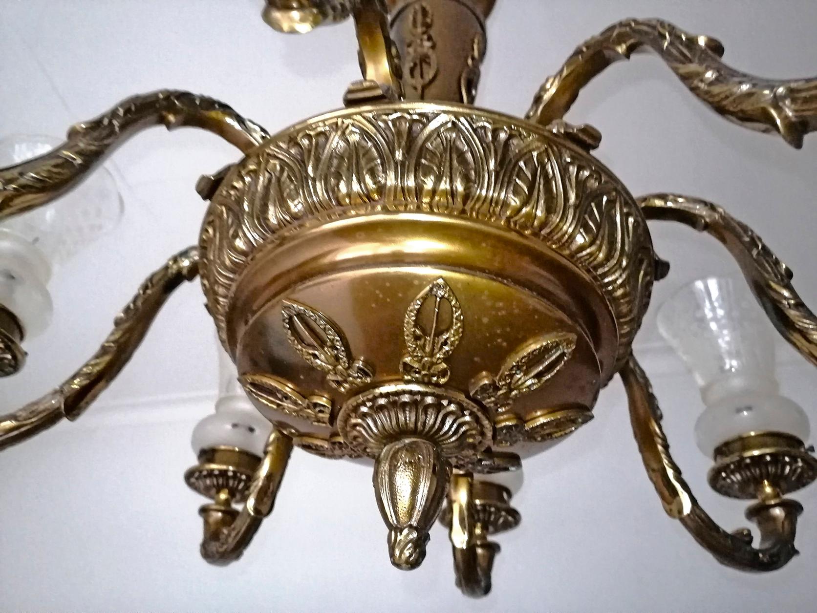 Antiker französischer Empire-Kronleuchter aus vergoldeter Bronze im neoklassizistischen Stil, frühes 20. Jahrhundert im Angebot 2