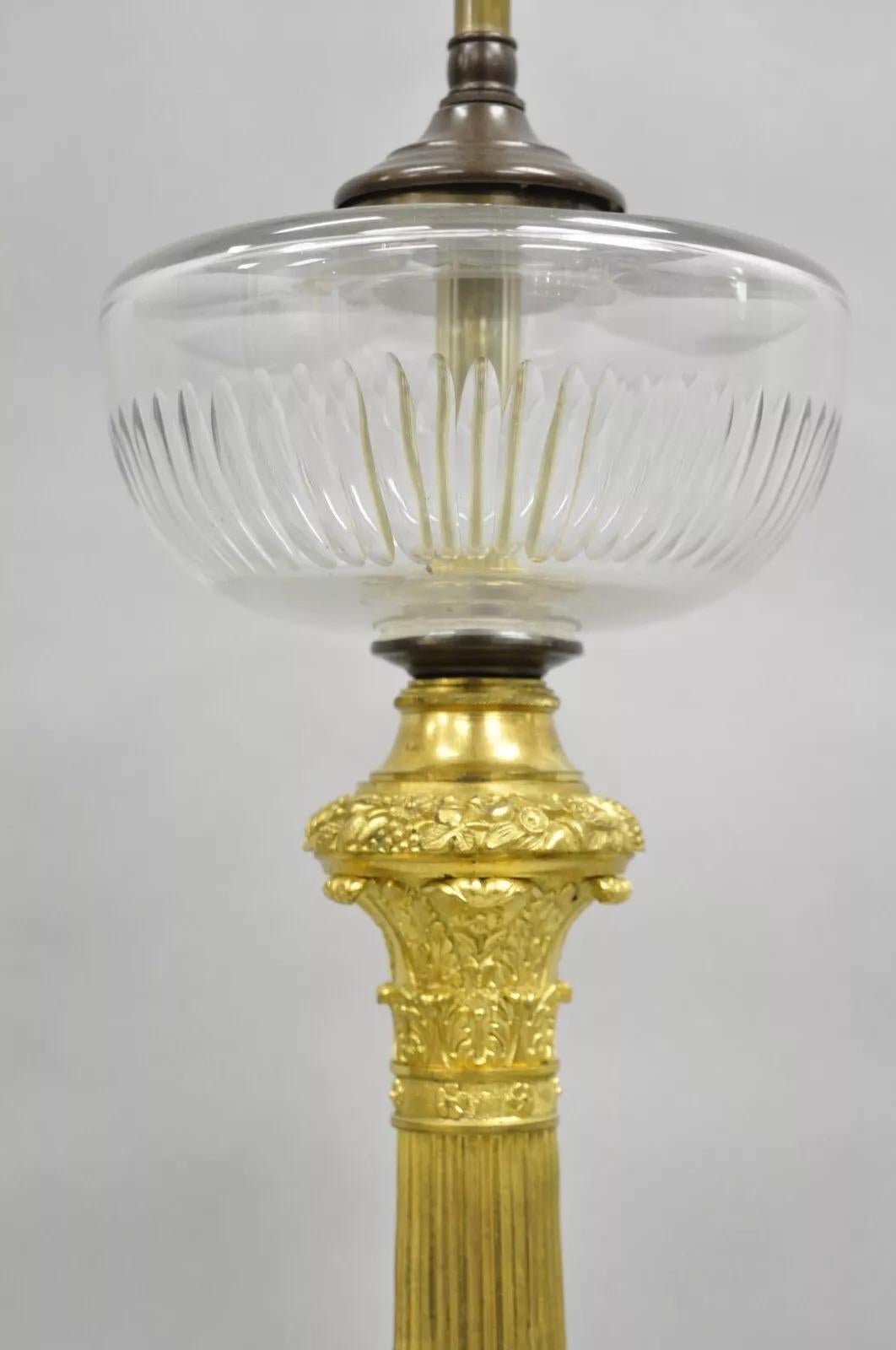 Néoclassique Ancienne lampe de bureau à colonne figurative néoclassique Empire français en bronze doré en vente