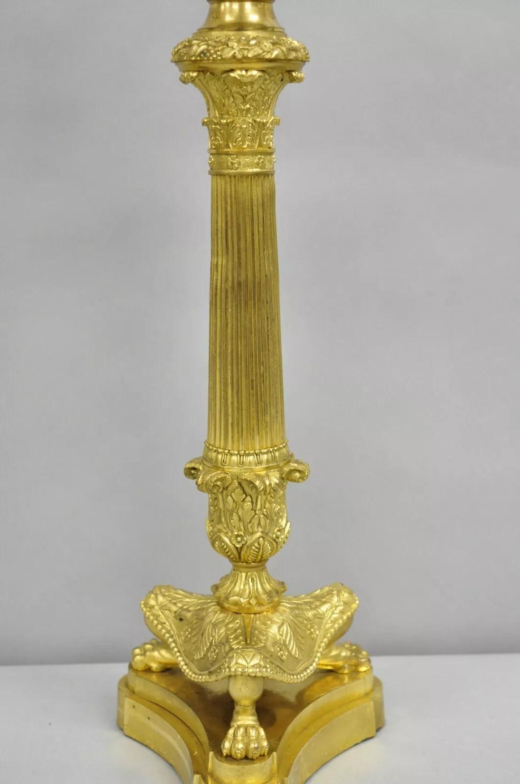 Inconnu Ancienne lampe de bureau à colonne figurative néoclassique Empire français en bronze doré en vente