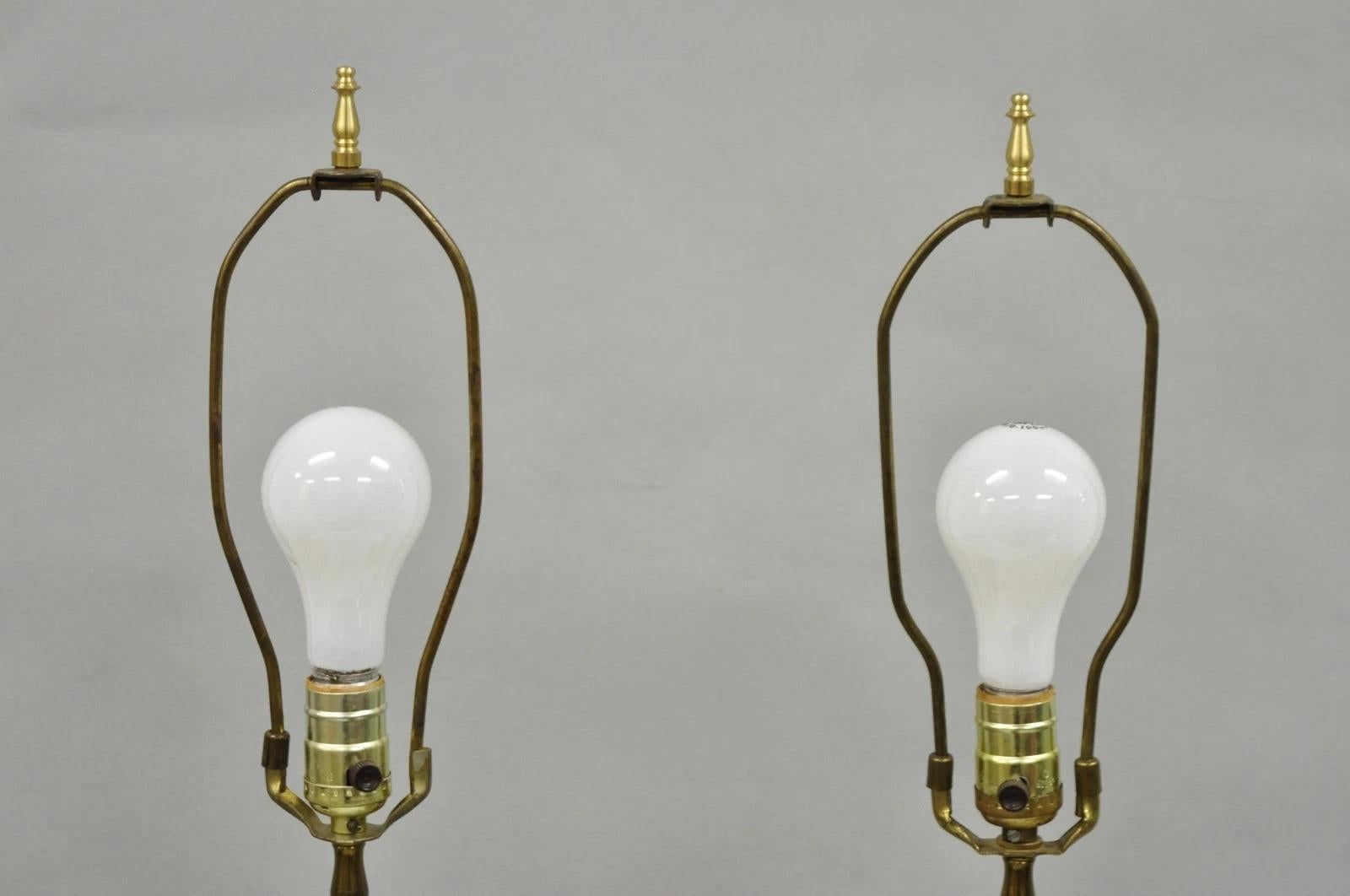 Antique French Empire Neoclassical Urna de mármol Candelabro de latón Lámpara de mesa Pareja en venta 4