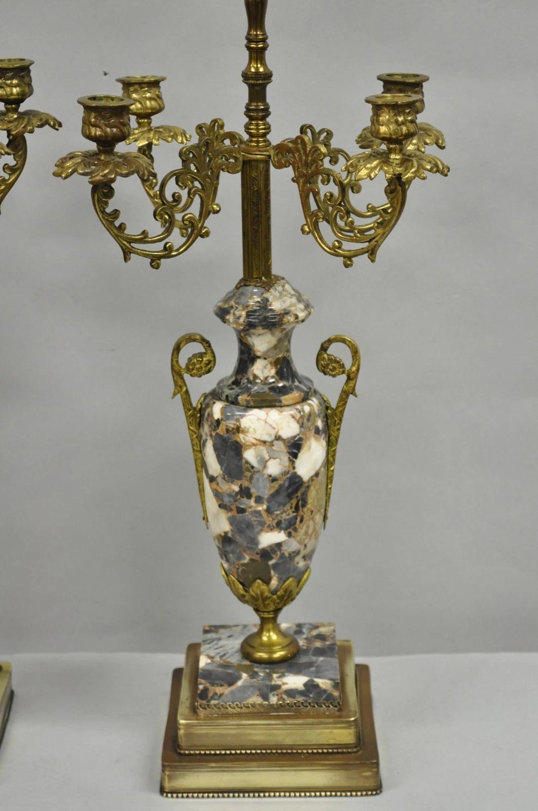 Antique French Empire Neoclassical Urna de mármol Candelabro de latón Lámpara de mesa Pareja Neoclásico en venta