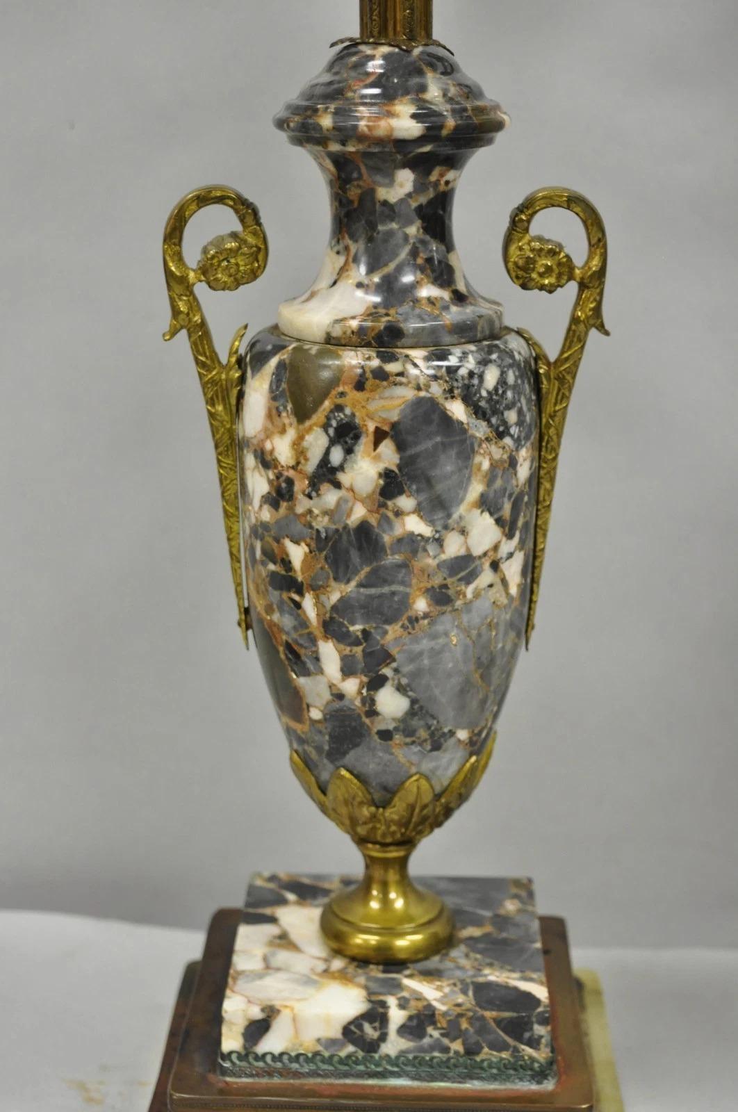 Antique French Empire Neoclassical Urna de mármol Candelabro de latón Lámpara de mesa Pareja Desconocido en venta