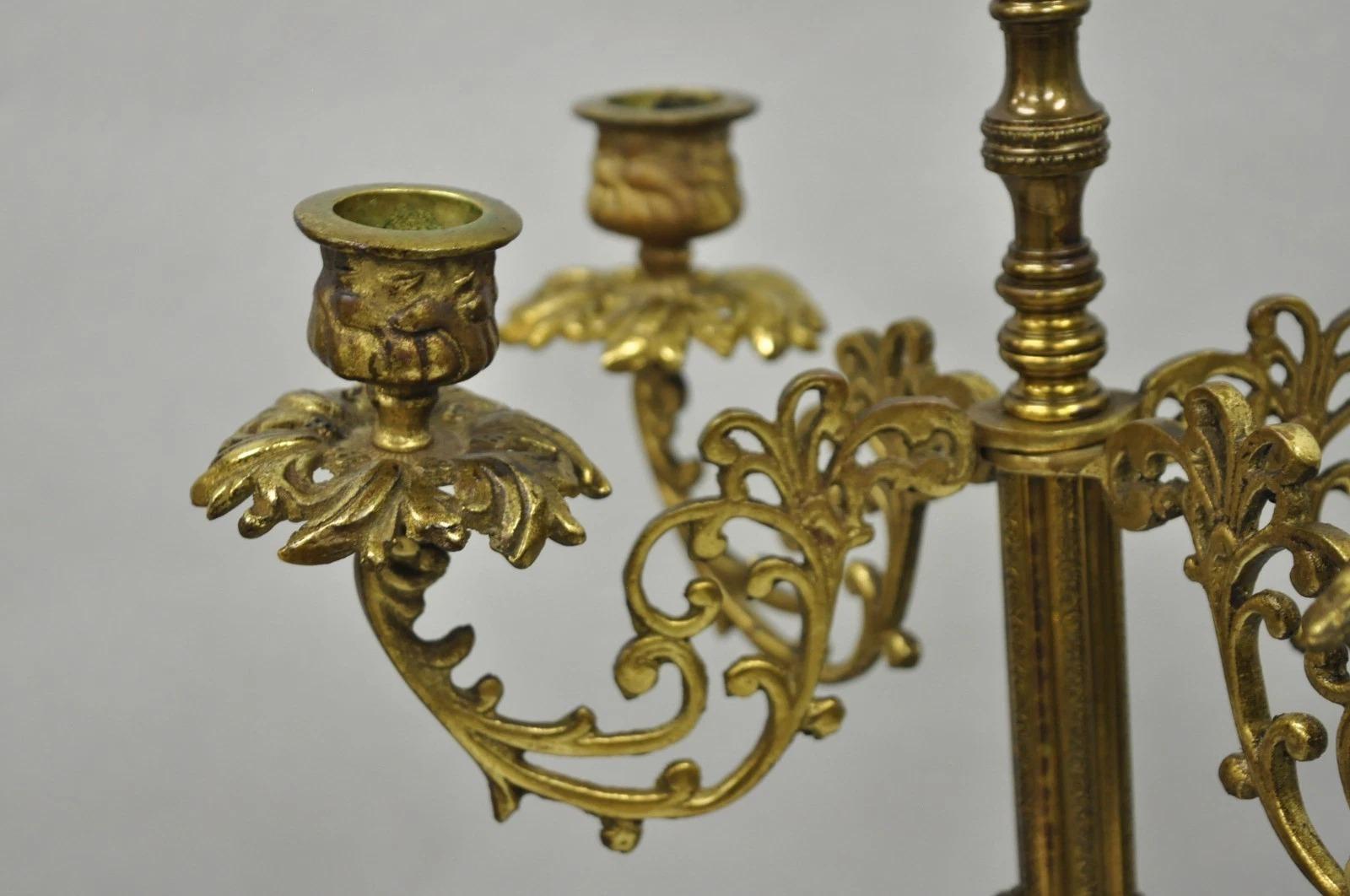 Antique French Empire Neoclassical Urna de mármol Candelabro de latón Lámpara de mesa Pareja siglo XX en venta