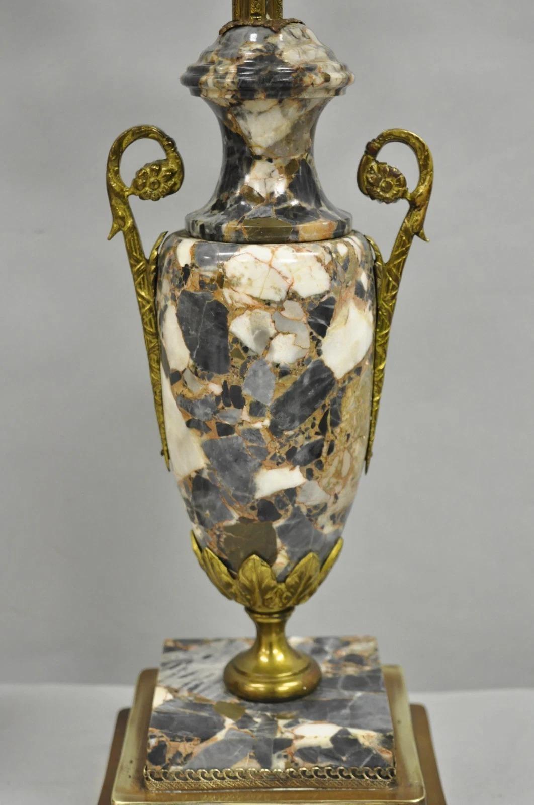 Antique French Empire Neoclassical Urna de mármol Candelabro de latón Lámpara de mesa Pareja Latón en venta