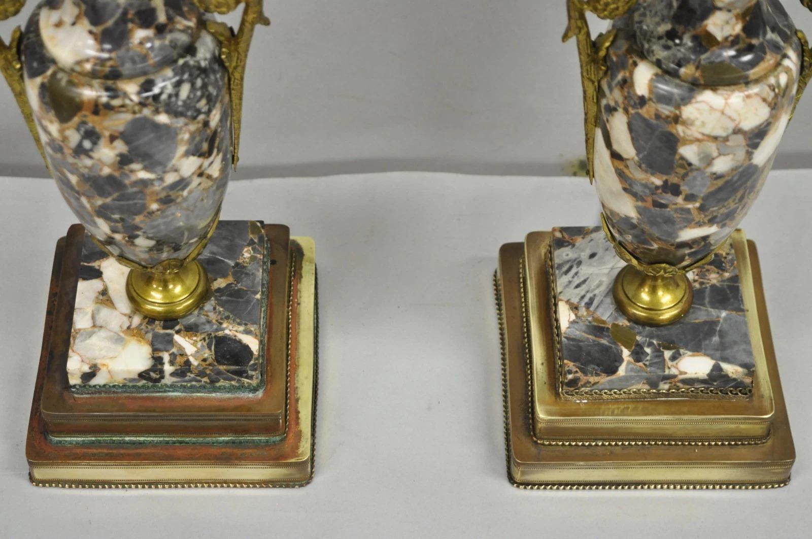 Antique French Empire Neoclassical Urna de mármol Candelabro de latón Lámpara de mesa Pareja en venta 1
