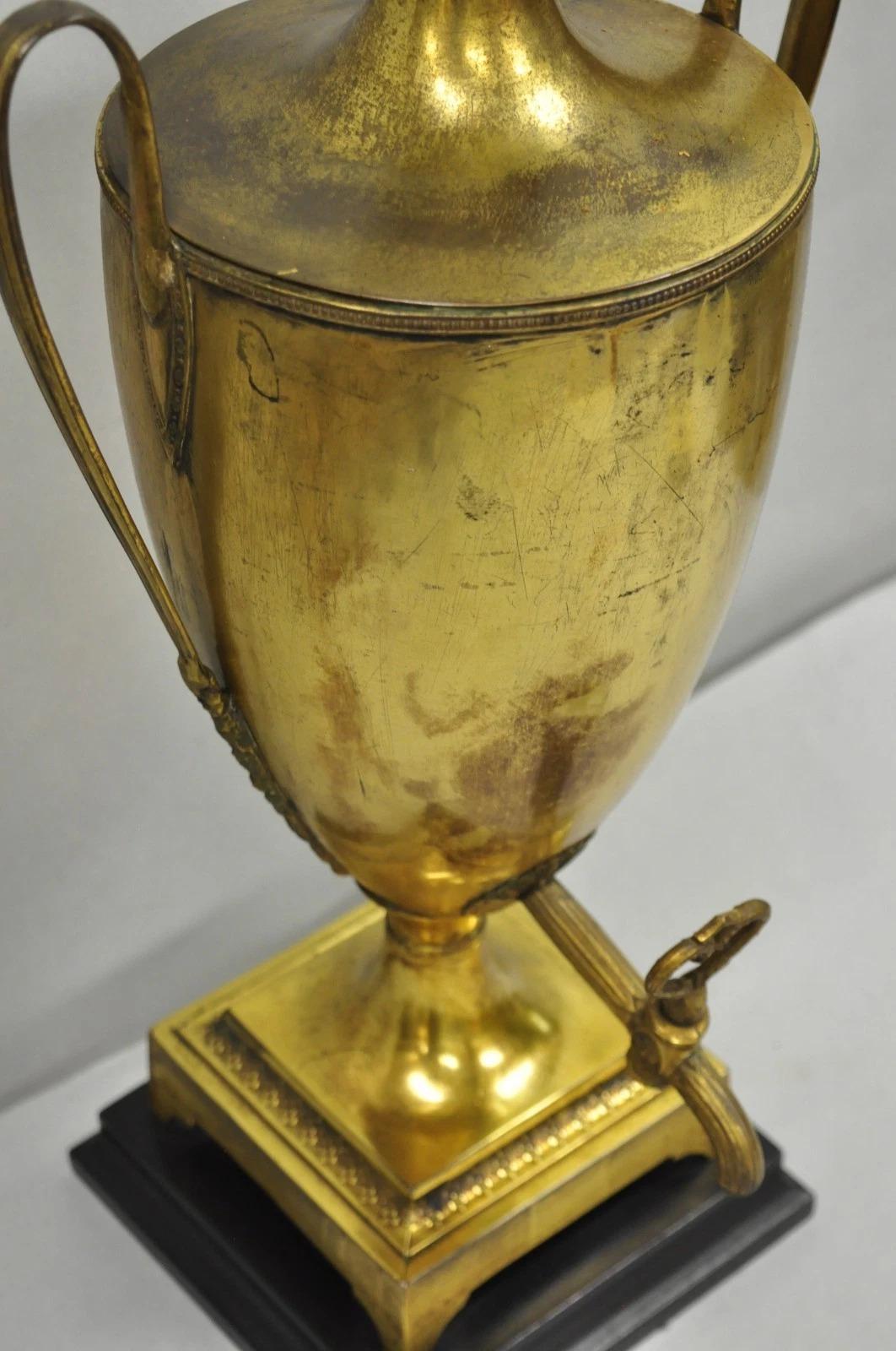 Antique Lampe de table à Urne Samovar en laiton patiné Empire Français Néoclassique en vente 7