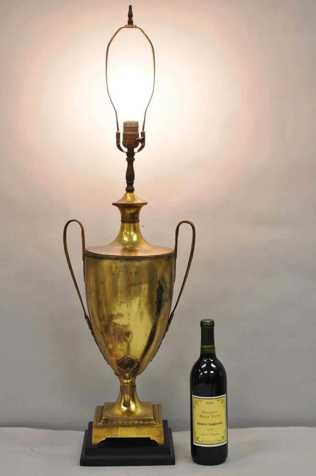 Lampe de table ancienne en laiton patiné, de style néoclassique empire français, grande urne samovar. Vers la fin du 19e siècle. Dimensions : 37
