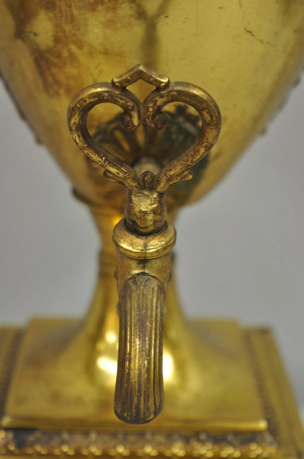 Antique Lampe de table à Urne Samovar en laiton patiné Empire Français Néoclassique Bon état - En vente à Philadelphia, PA